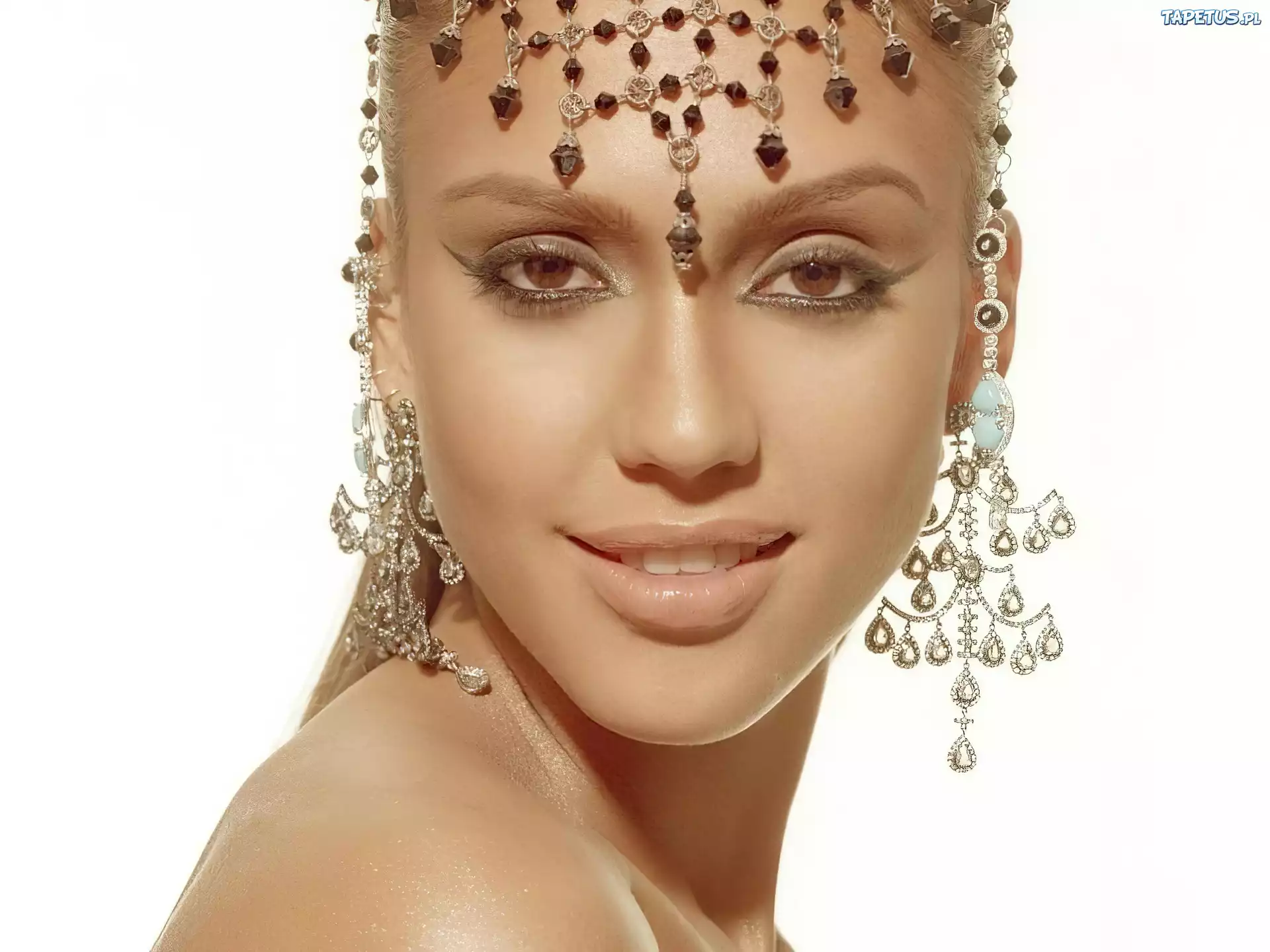Jessica Alba, biżuteria, makijaż