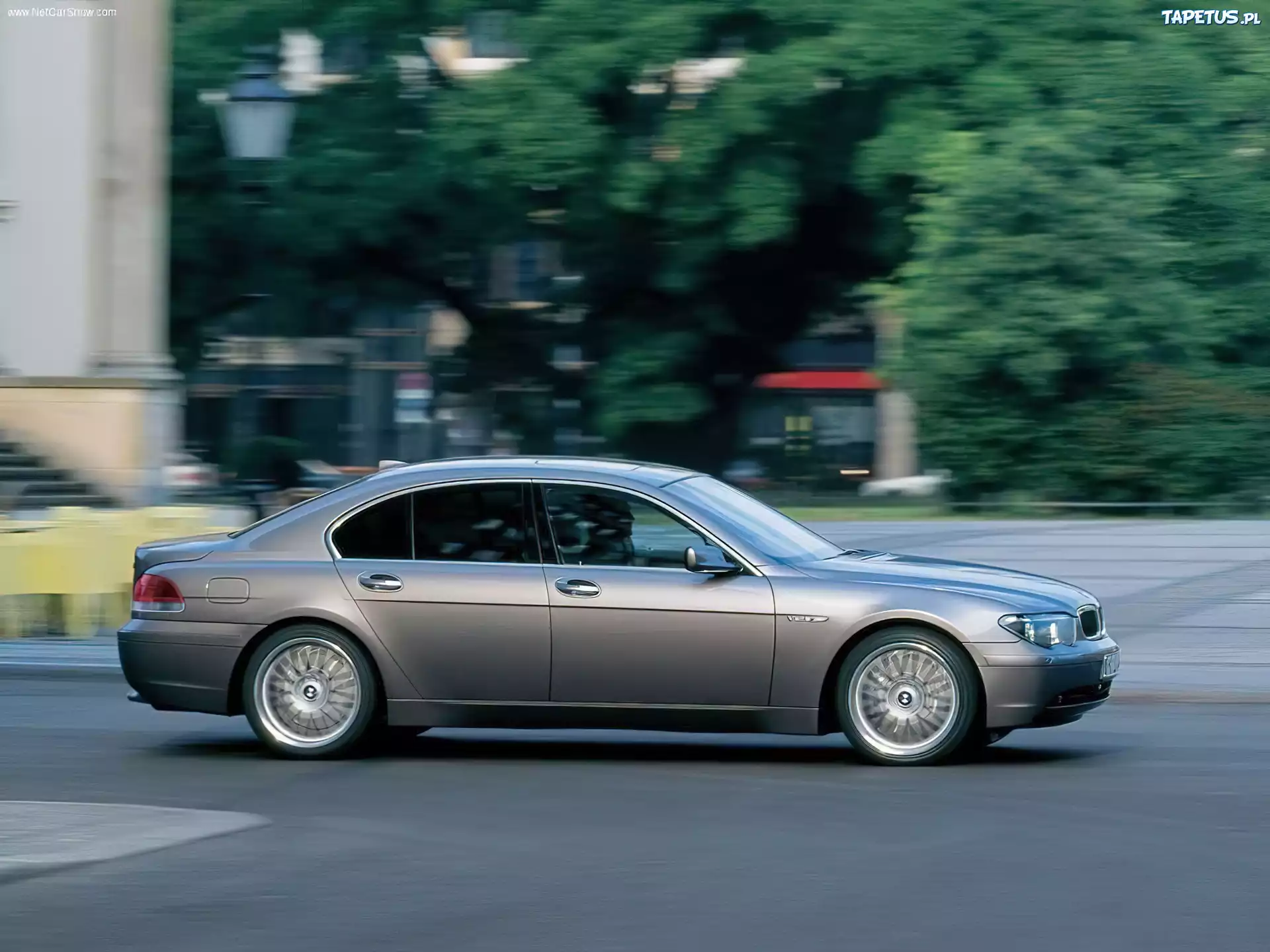 Srebrny, BMW 7, E65, Ulica