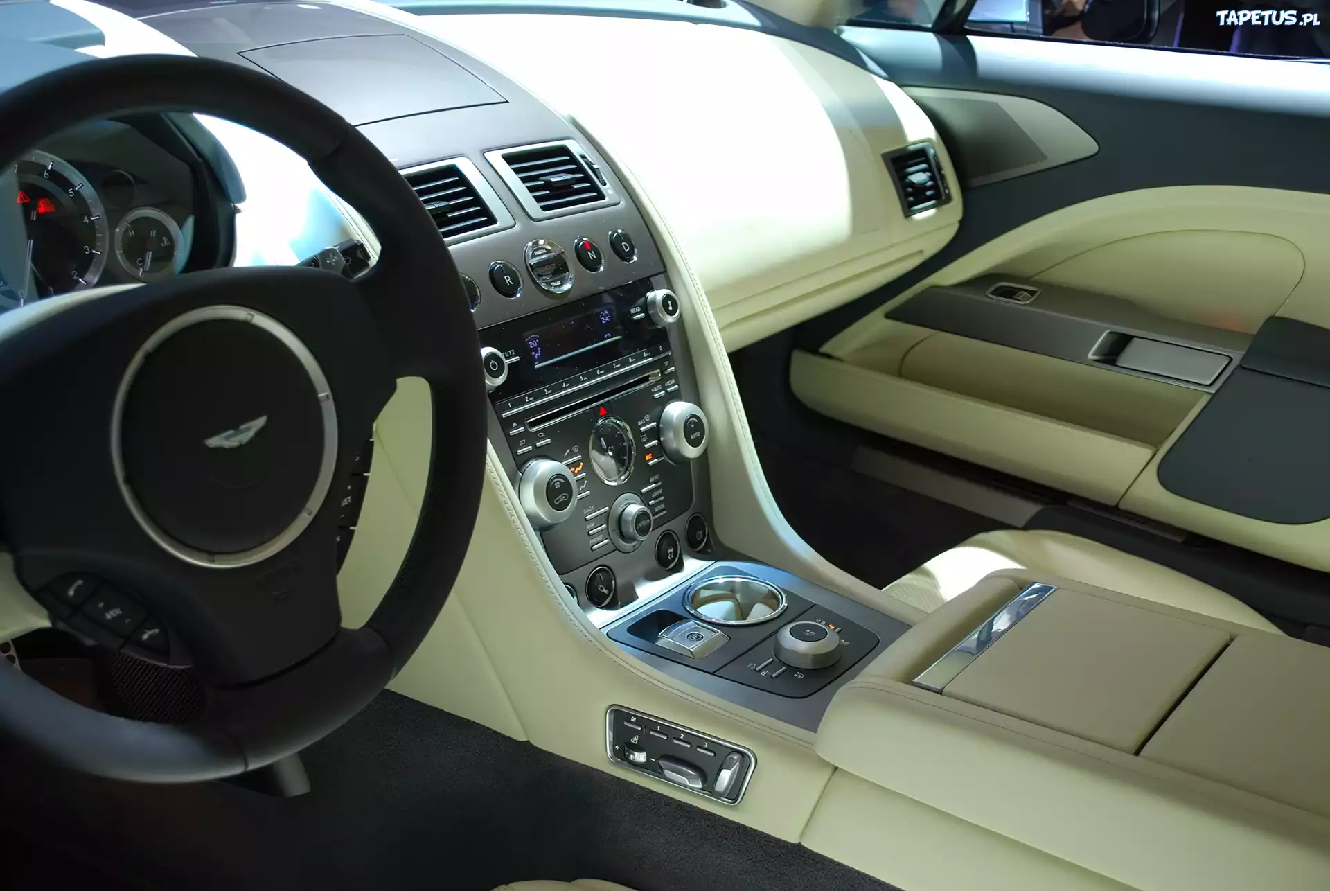 Aston Martin Rapide, Konsola