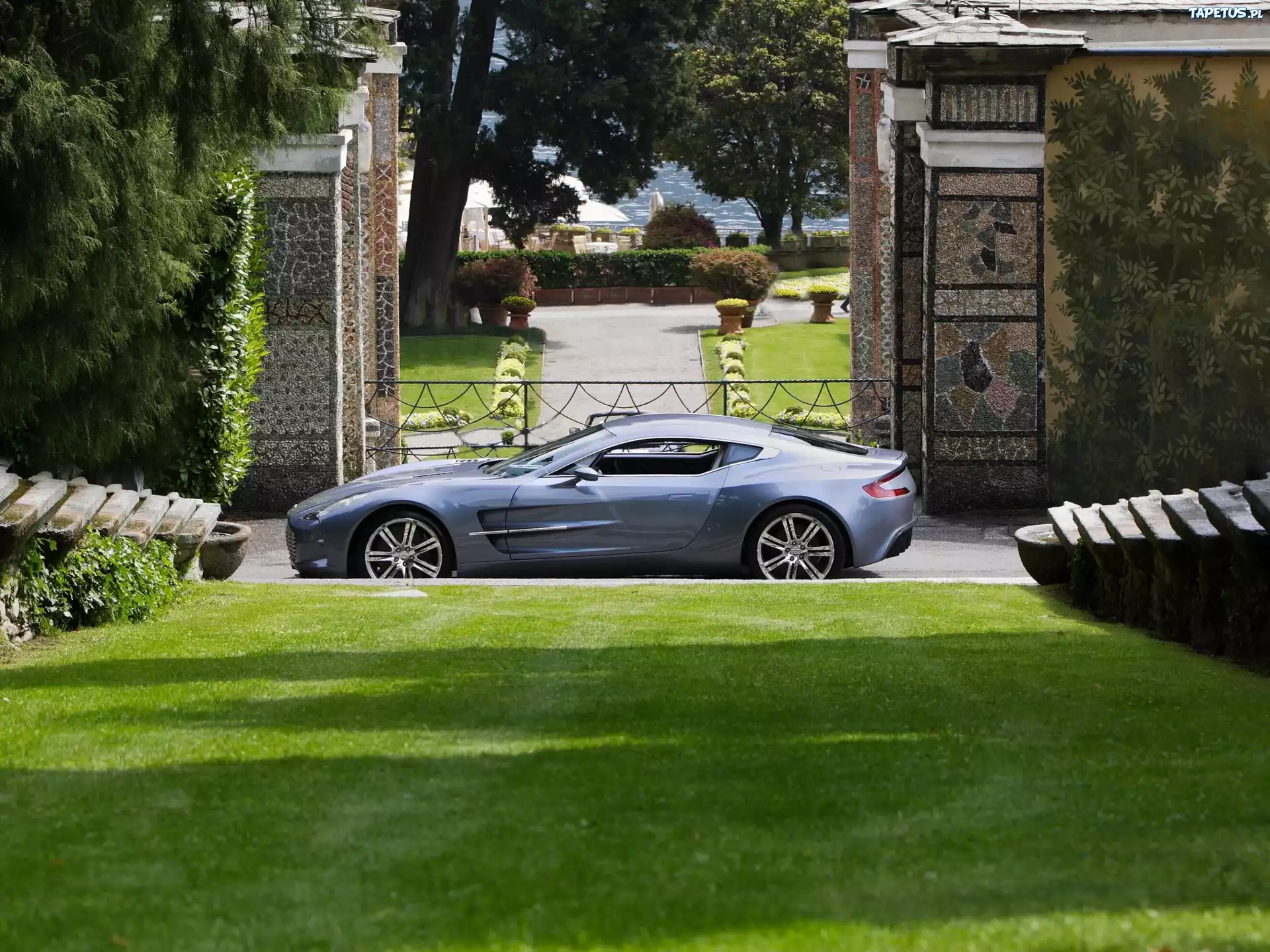 Bok, Aston Martin One-77, Linia