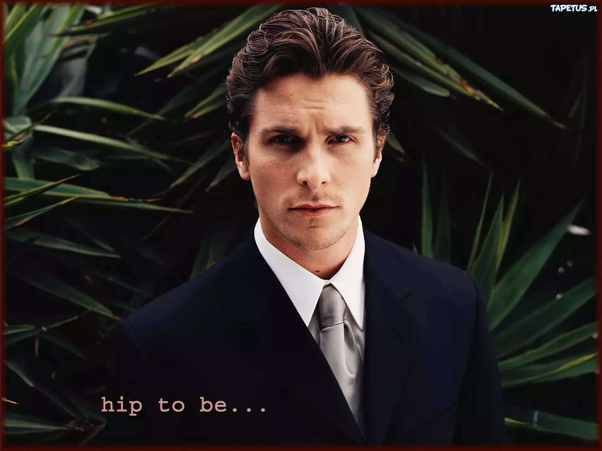 Christian Bale,granatowa marynarka, krawat