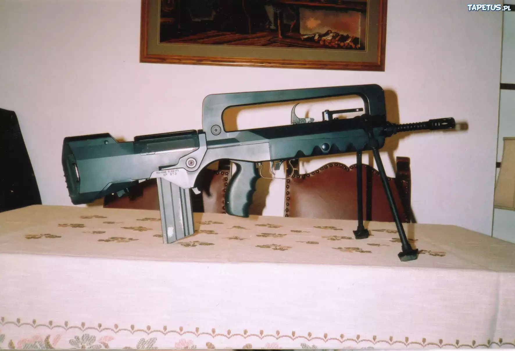 Famas, Stół