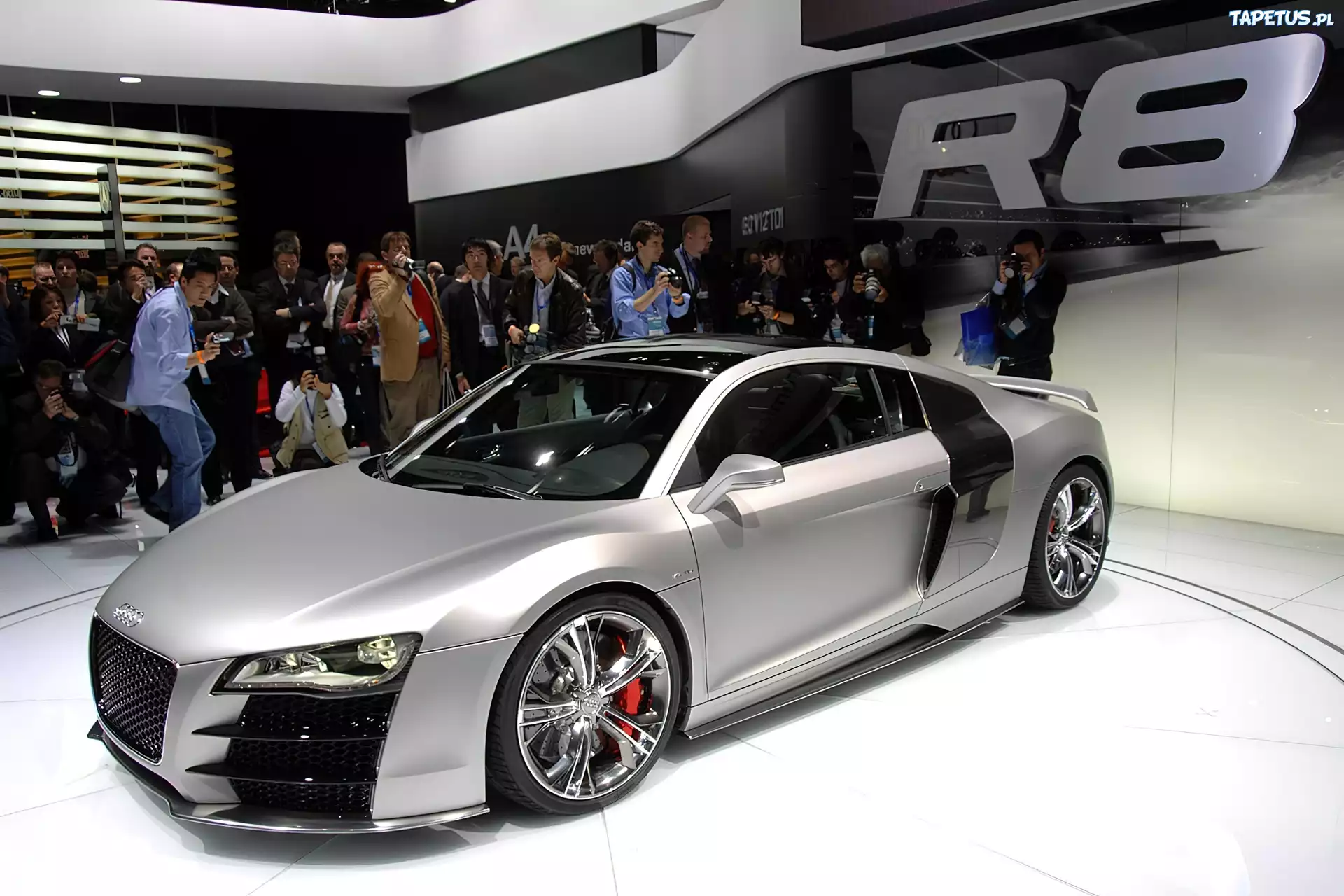Debiut, R8