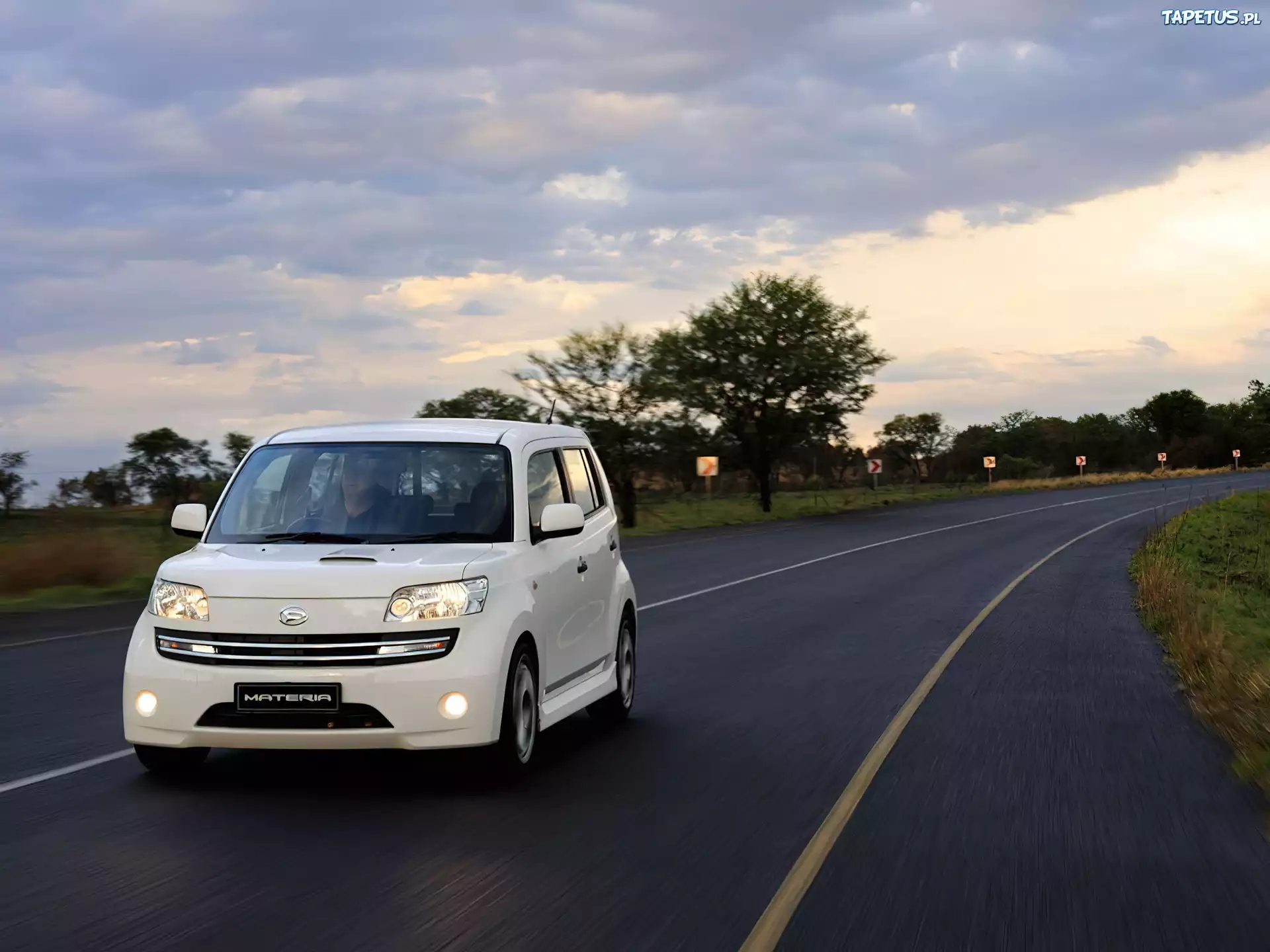 Daihatsu Materia, Droga, Światła