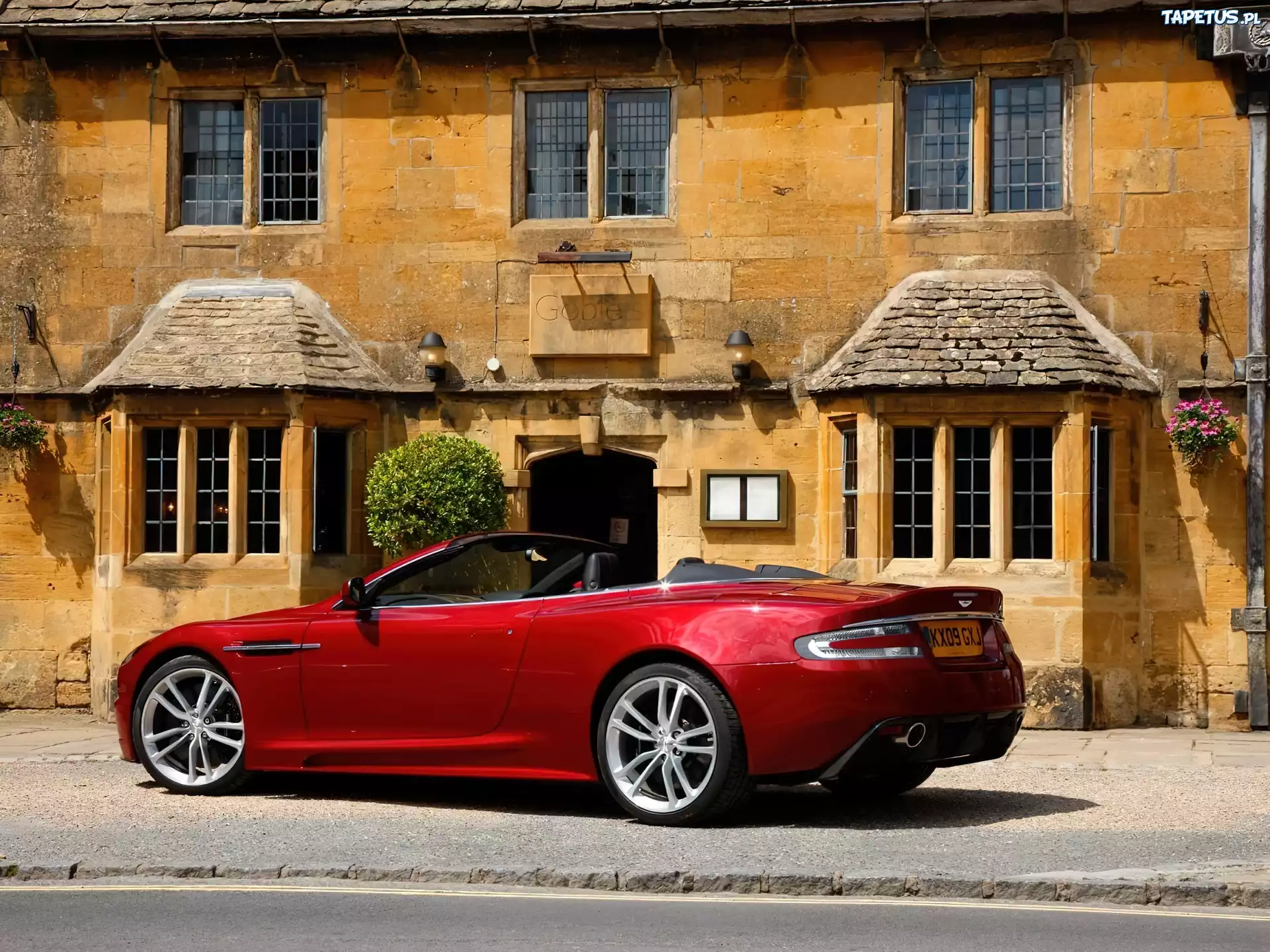Aston Martin DBS Volante, Super, Samochód