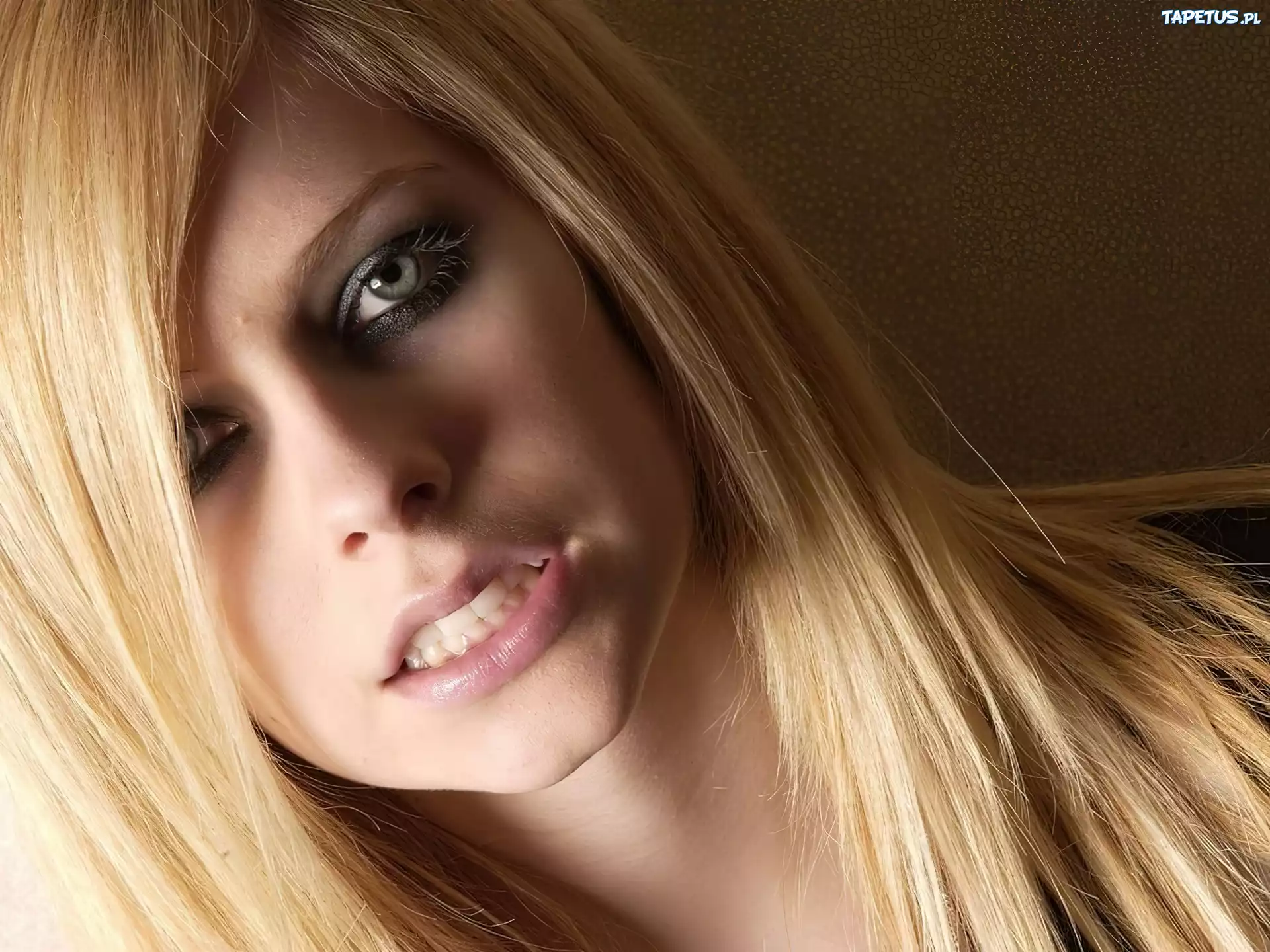 Avril Lavigne, Usta