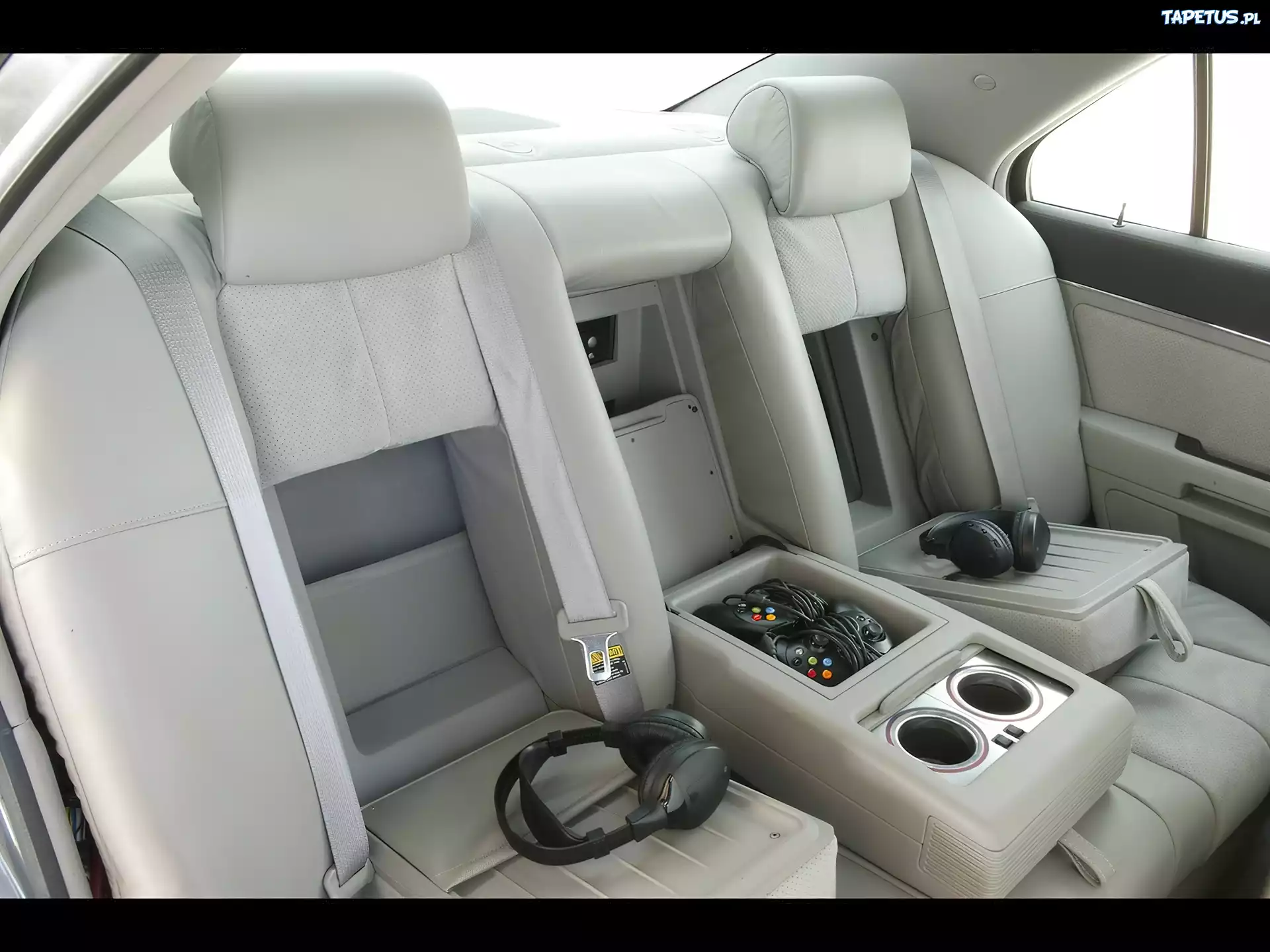 Cadillac STS, Tylna, Kanapa