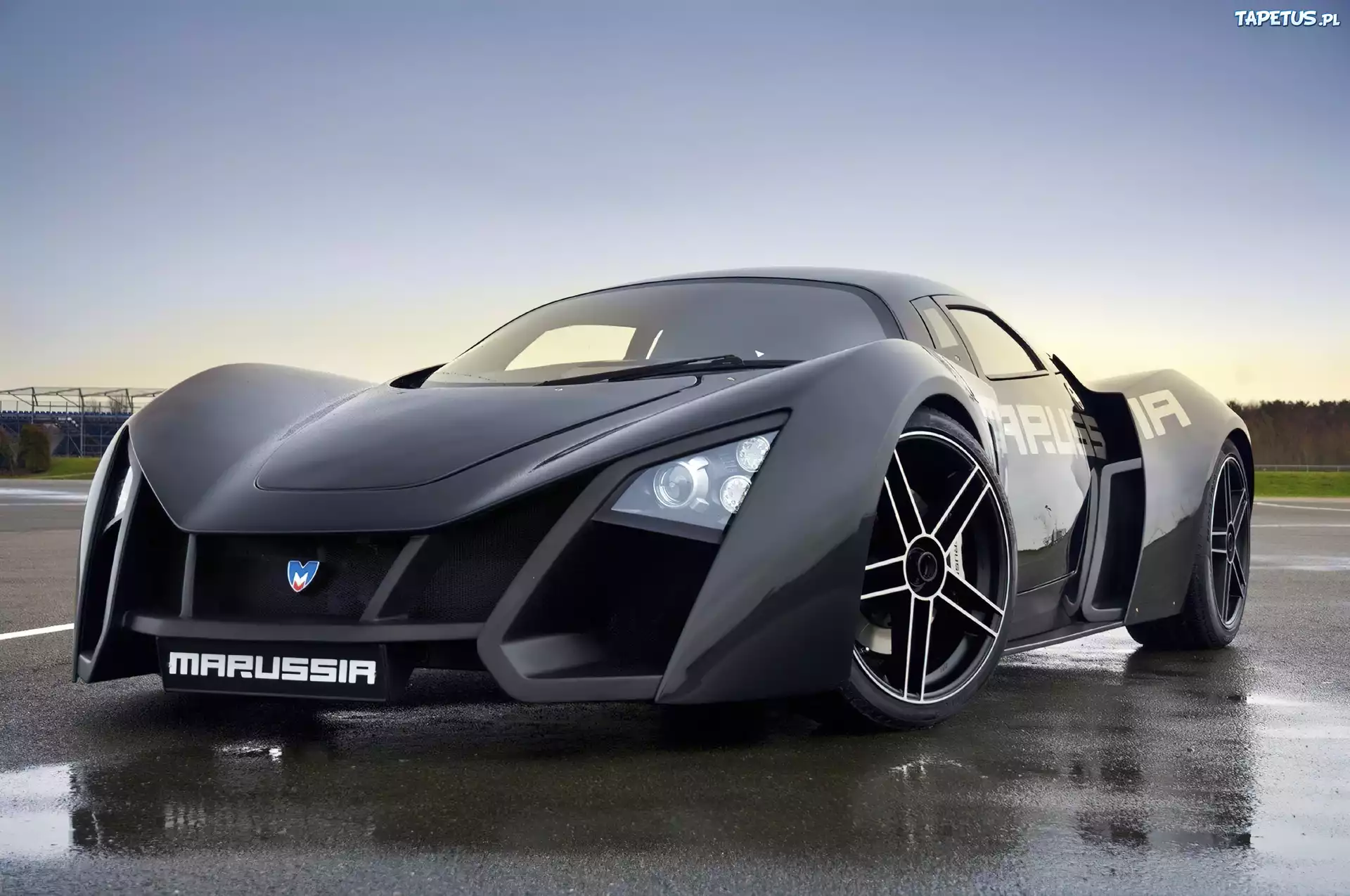 Czarna, Marussia B2, Reflektory