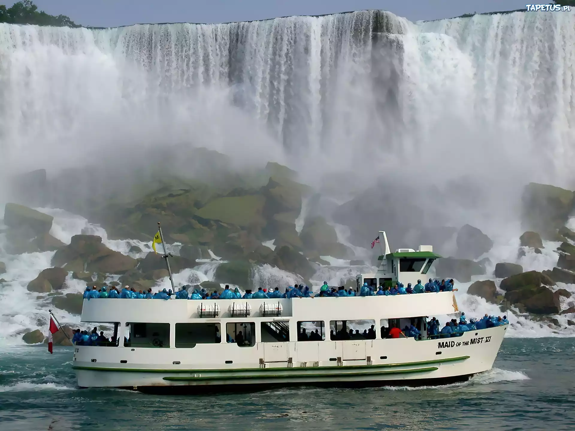 Катер водопад. Maid of the Mist Ниагара. Транспорт на водопаде. Niagara Boat. Водопад лодка.