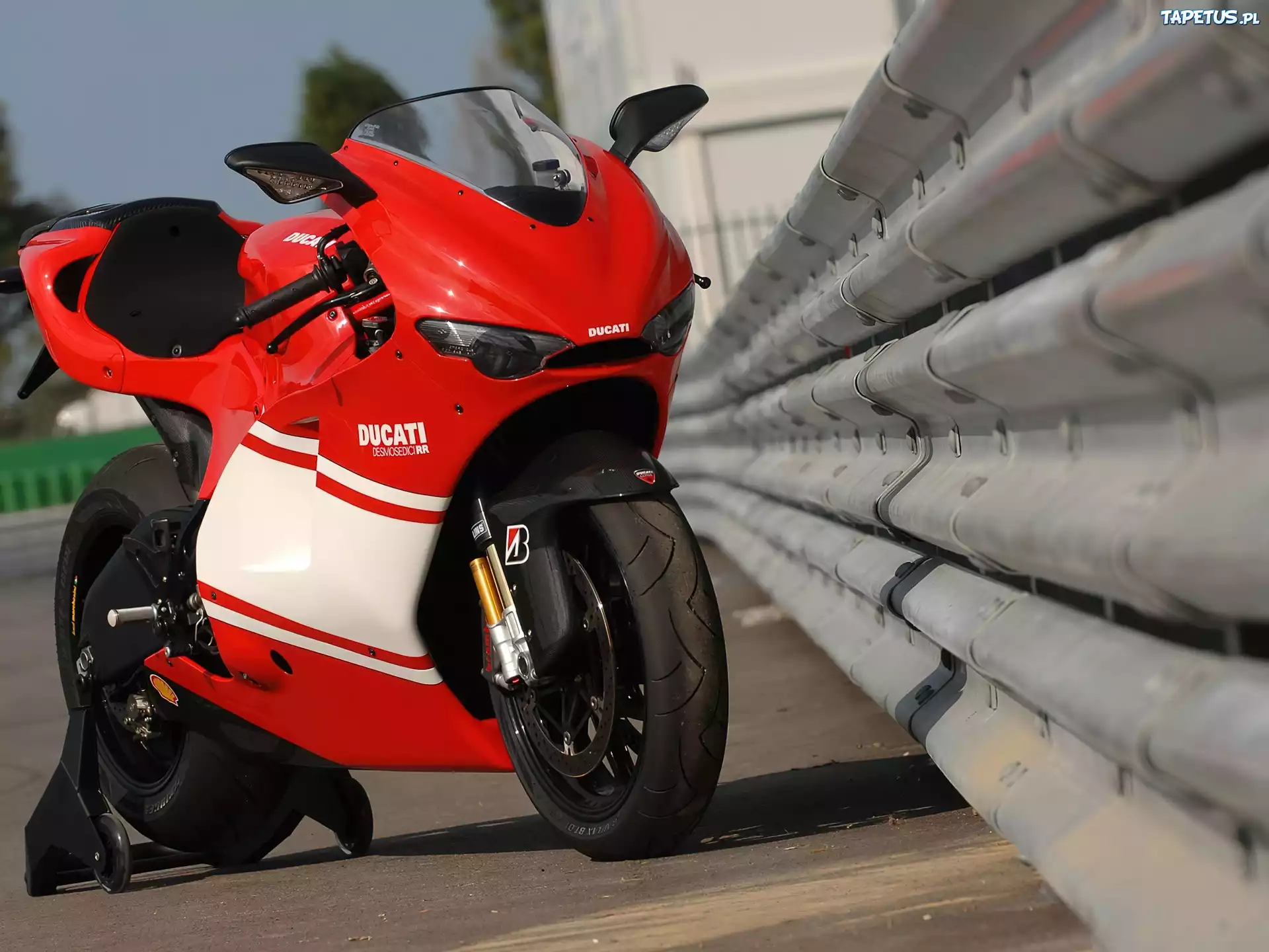 Ducati Desmosedici RR, Opony, Torowe