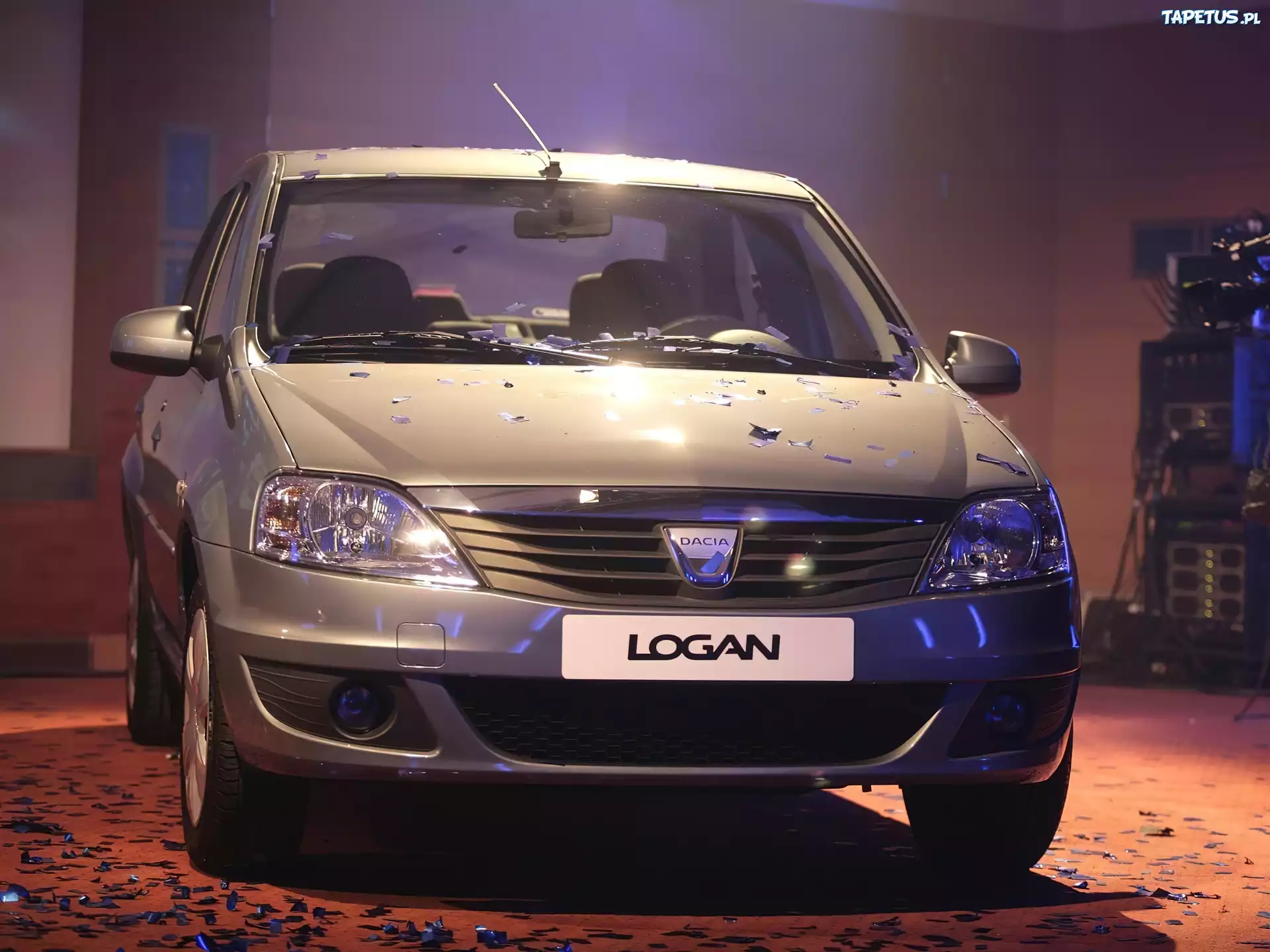 Debiut, Dacia Logan, Studio