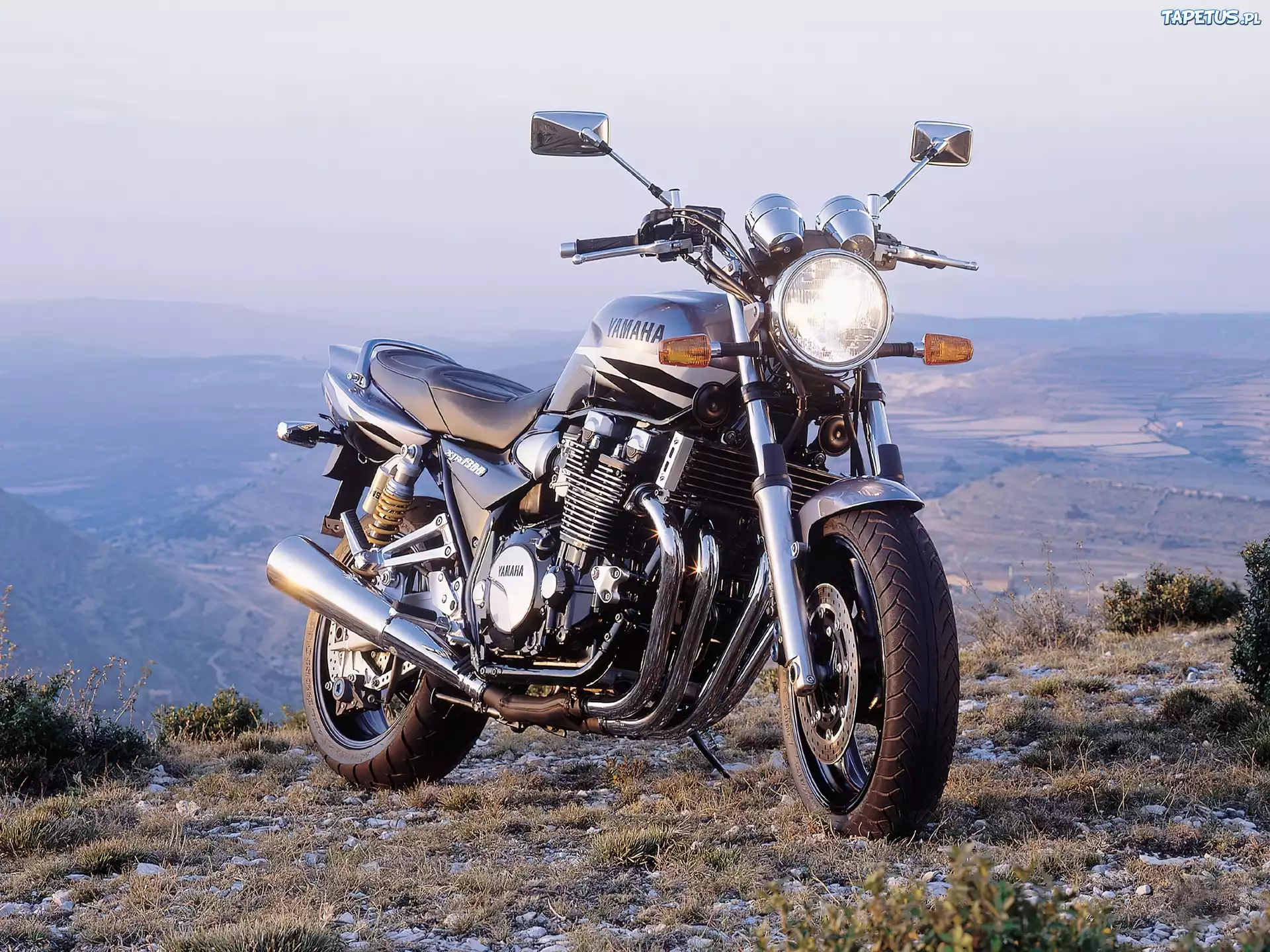Yamaha XJR1300, Naked