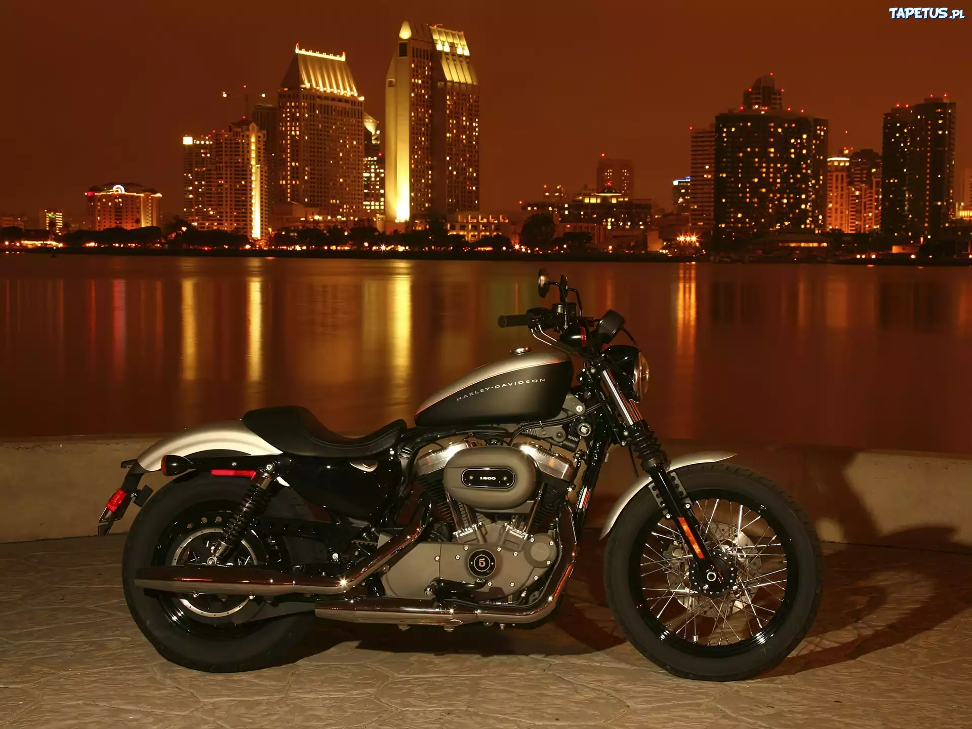 Harley-Davidson Sportster 1200N, Miasto, Noc