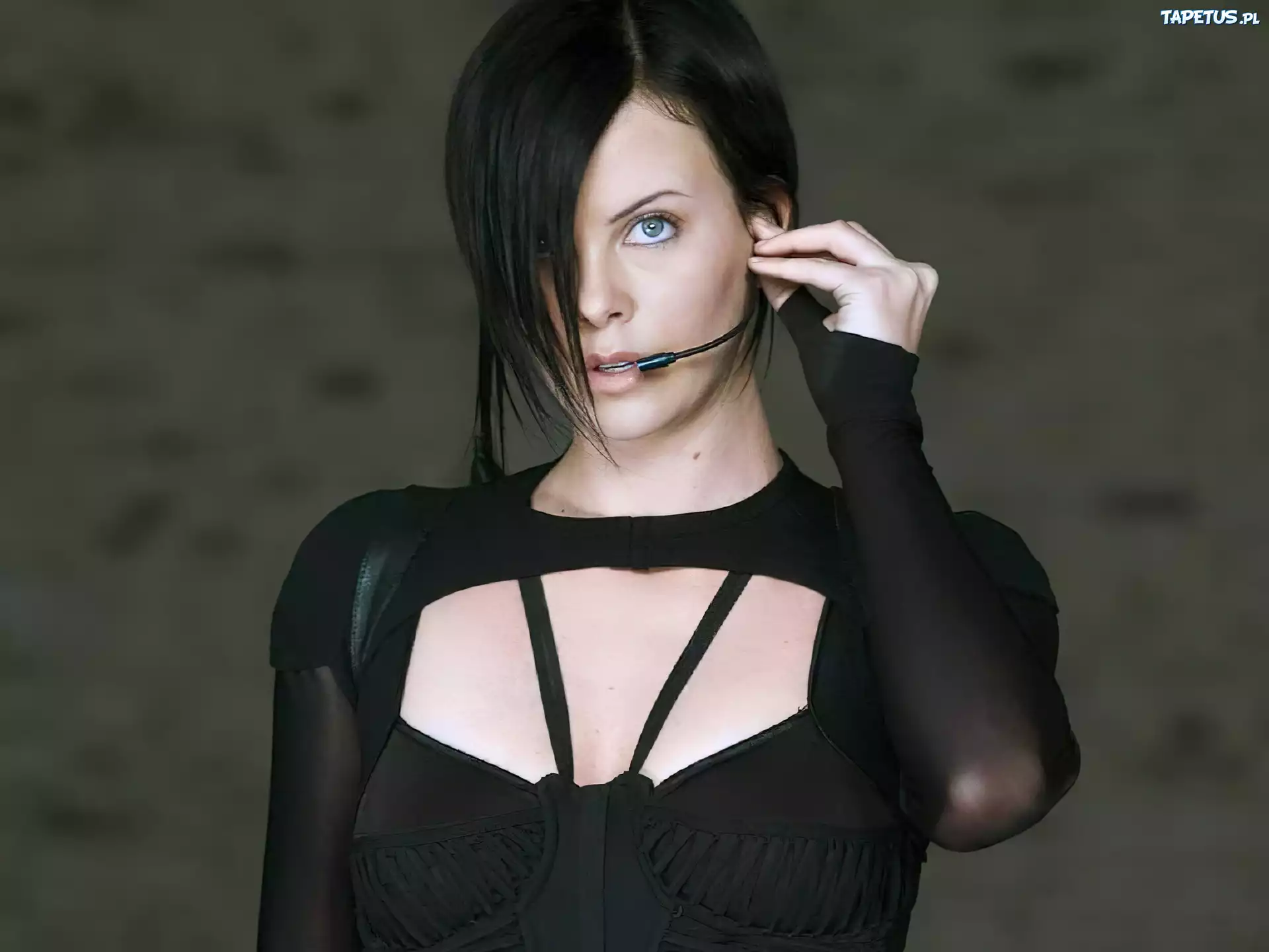 Charlize Theron,ciemny, strój, mikrofon
