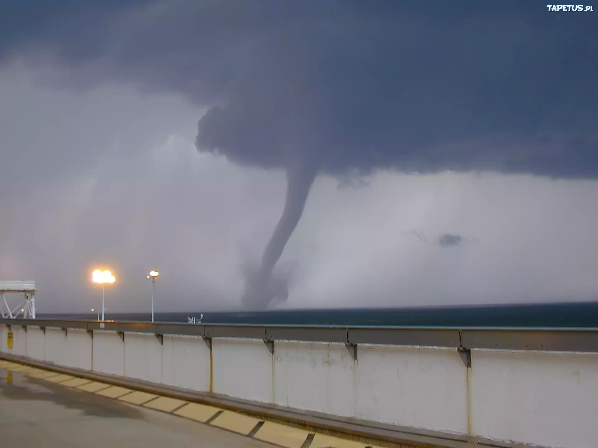 Tornado, Ciemne, Chmury