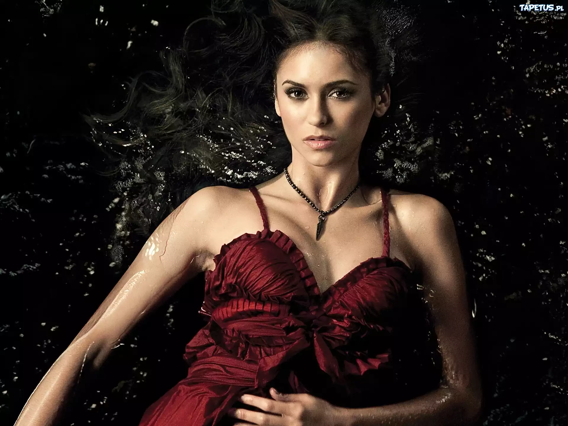 Nina Dobrev, Korale