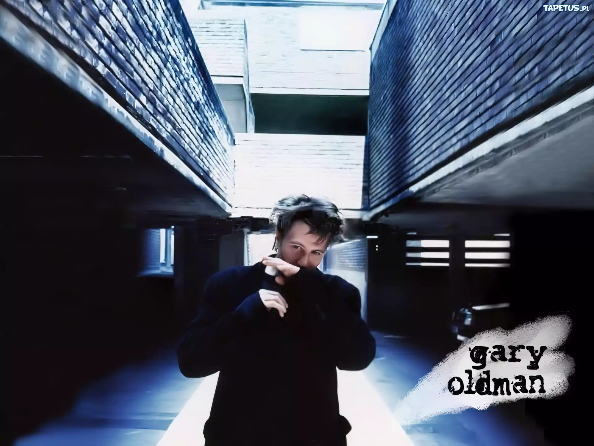 Gary Oldman,czarny strój