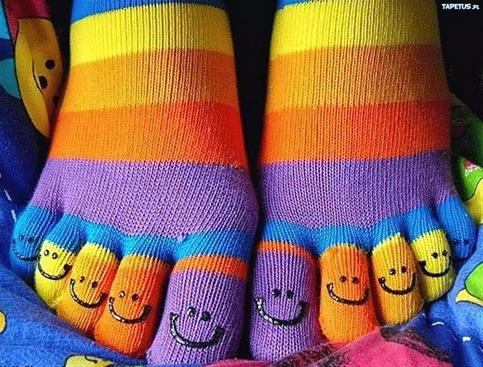 День носочки. Цветные носочки. День разноцветных носков с пальцами. Носки с пальцами. Носки с пальчиками.