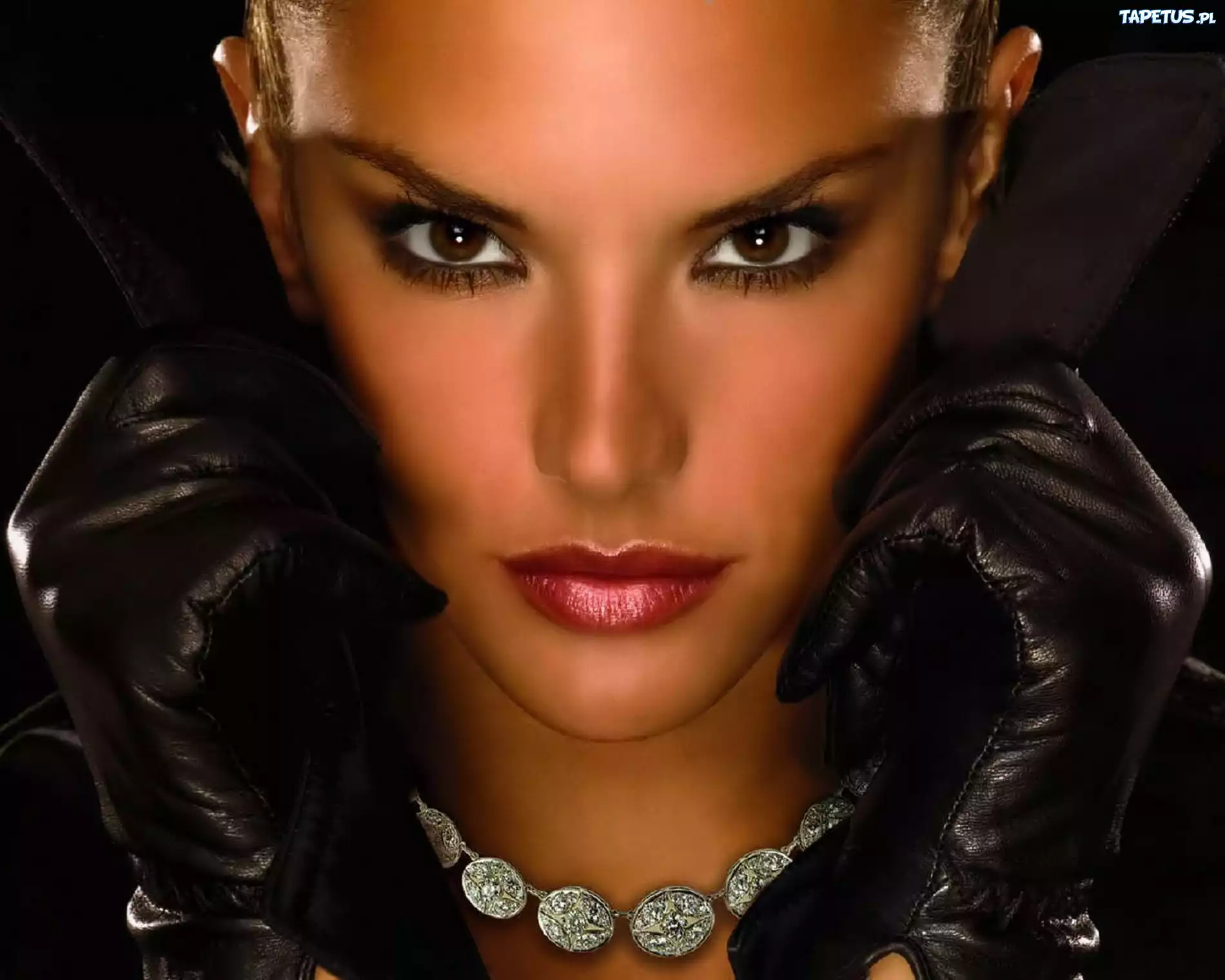 Adriana Lima, Twarz, Rękawiczki