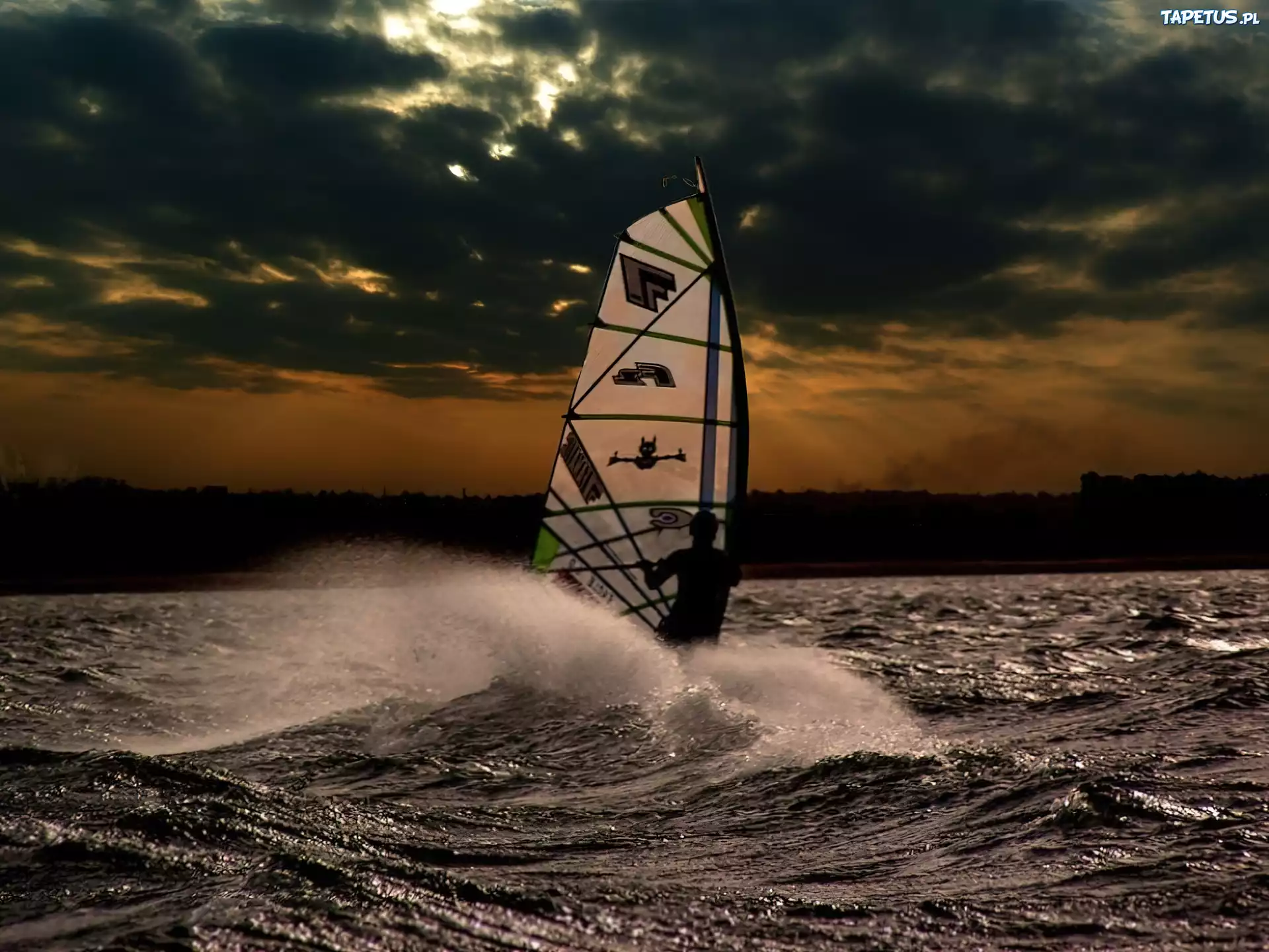 Windsurfing,deska, żagiel , morze,fala Zachód Słońca