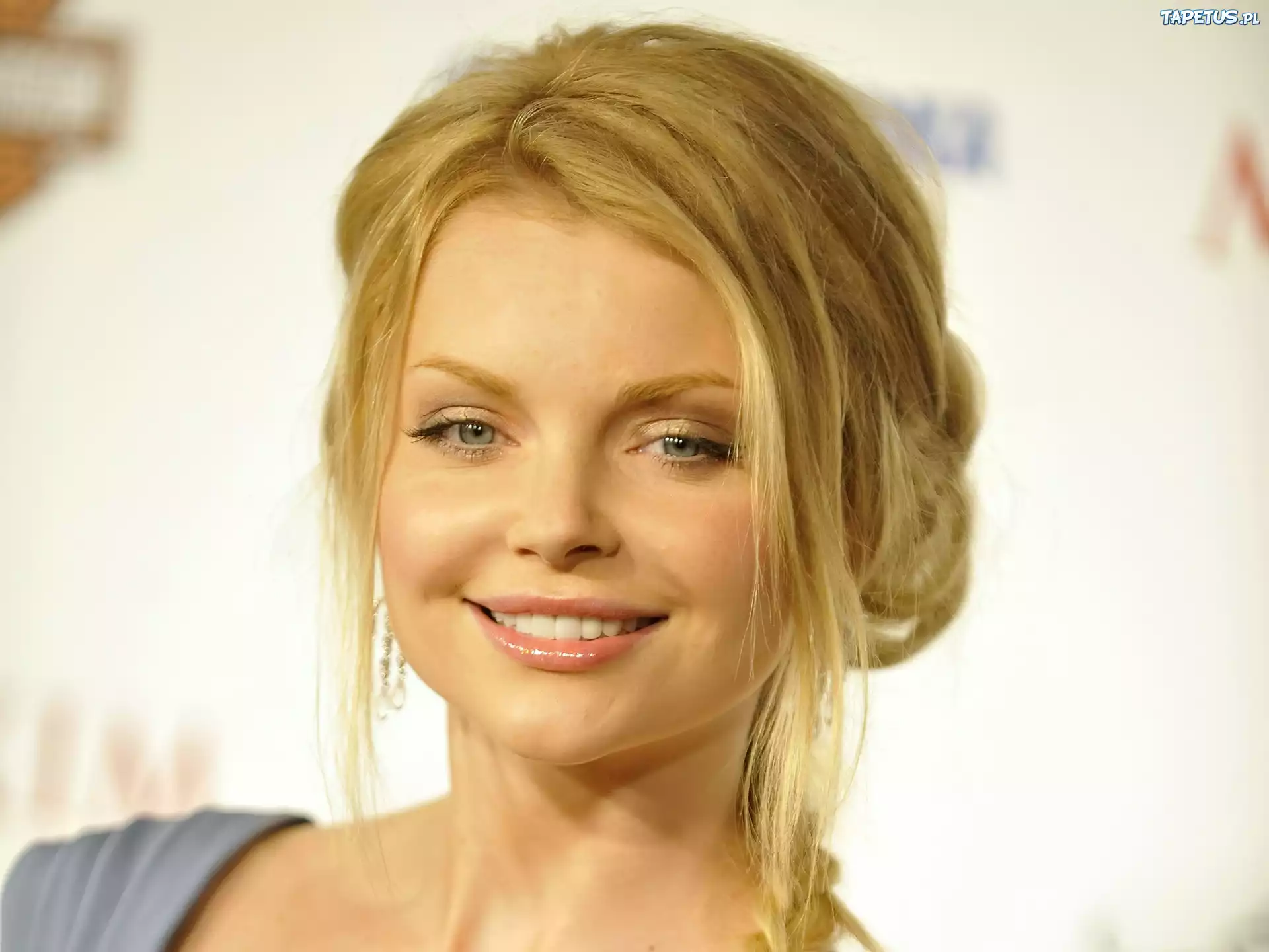 Izabella Miko, Uśmiech