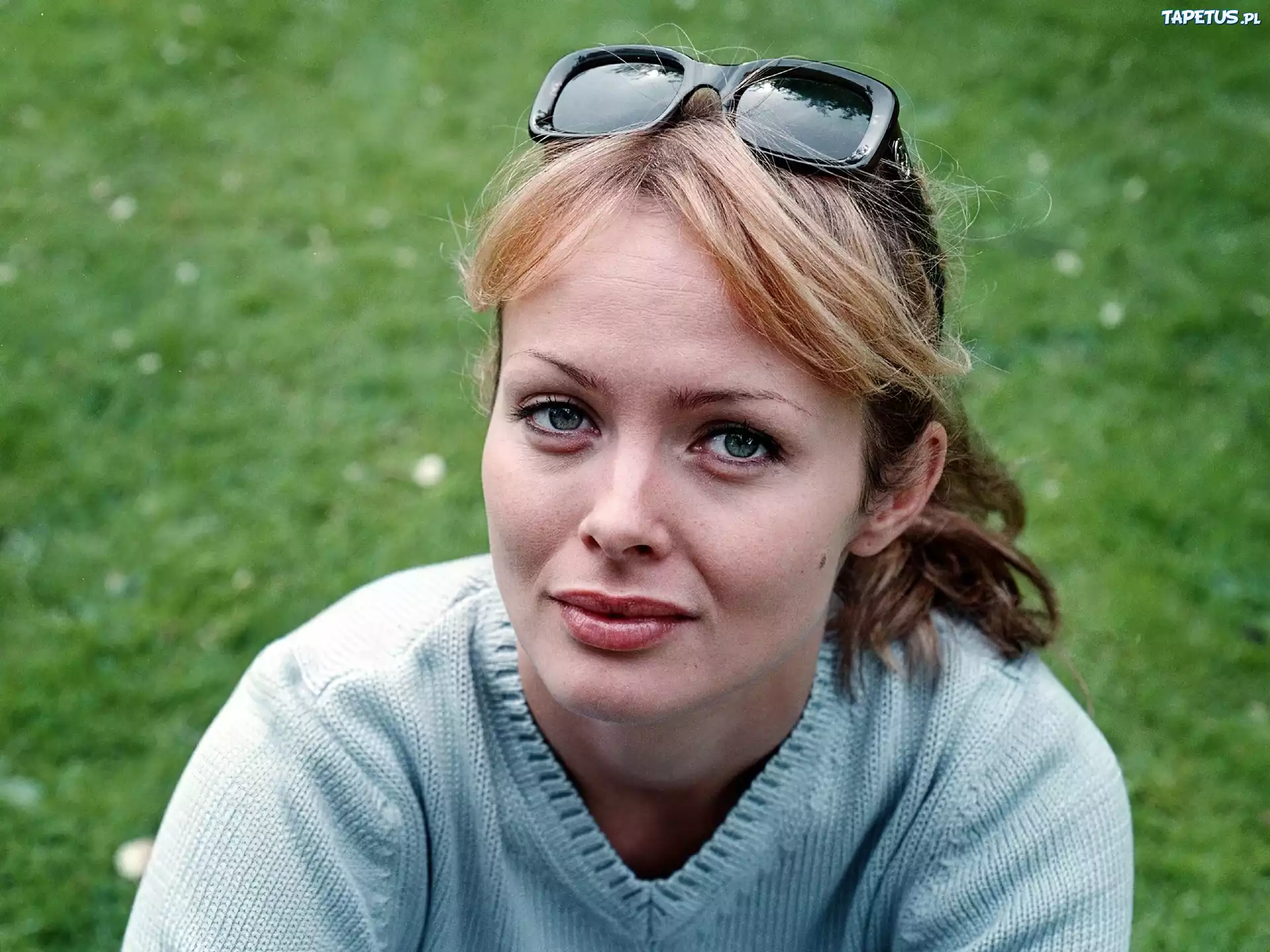 Izabella Scorupco, Niebieski, Sweter, Czarne, Okulary