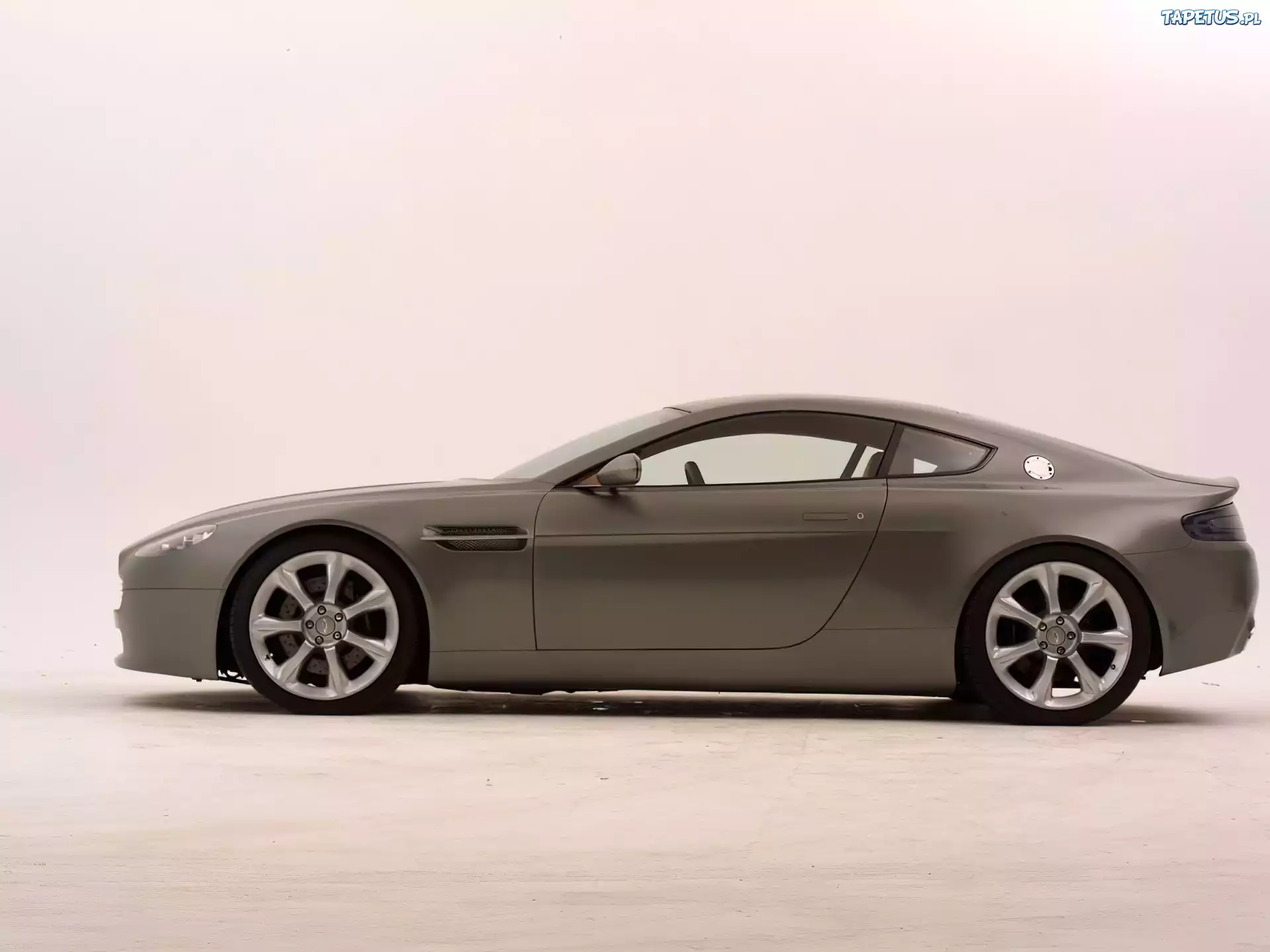 Aston Martin V8 Vantage, Lewy Profil