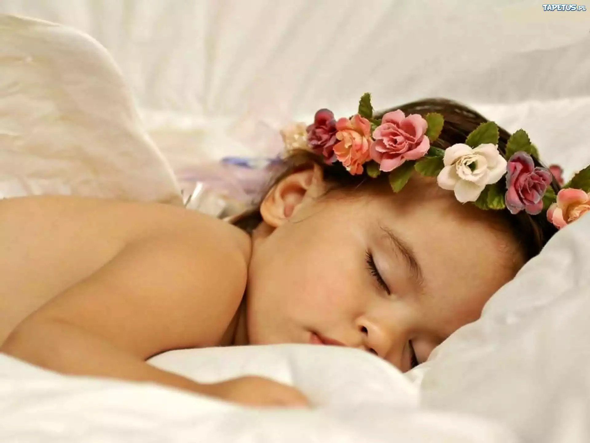 Спящую дочь на кровати. Спящие девушки.