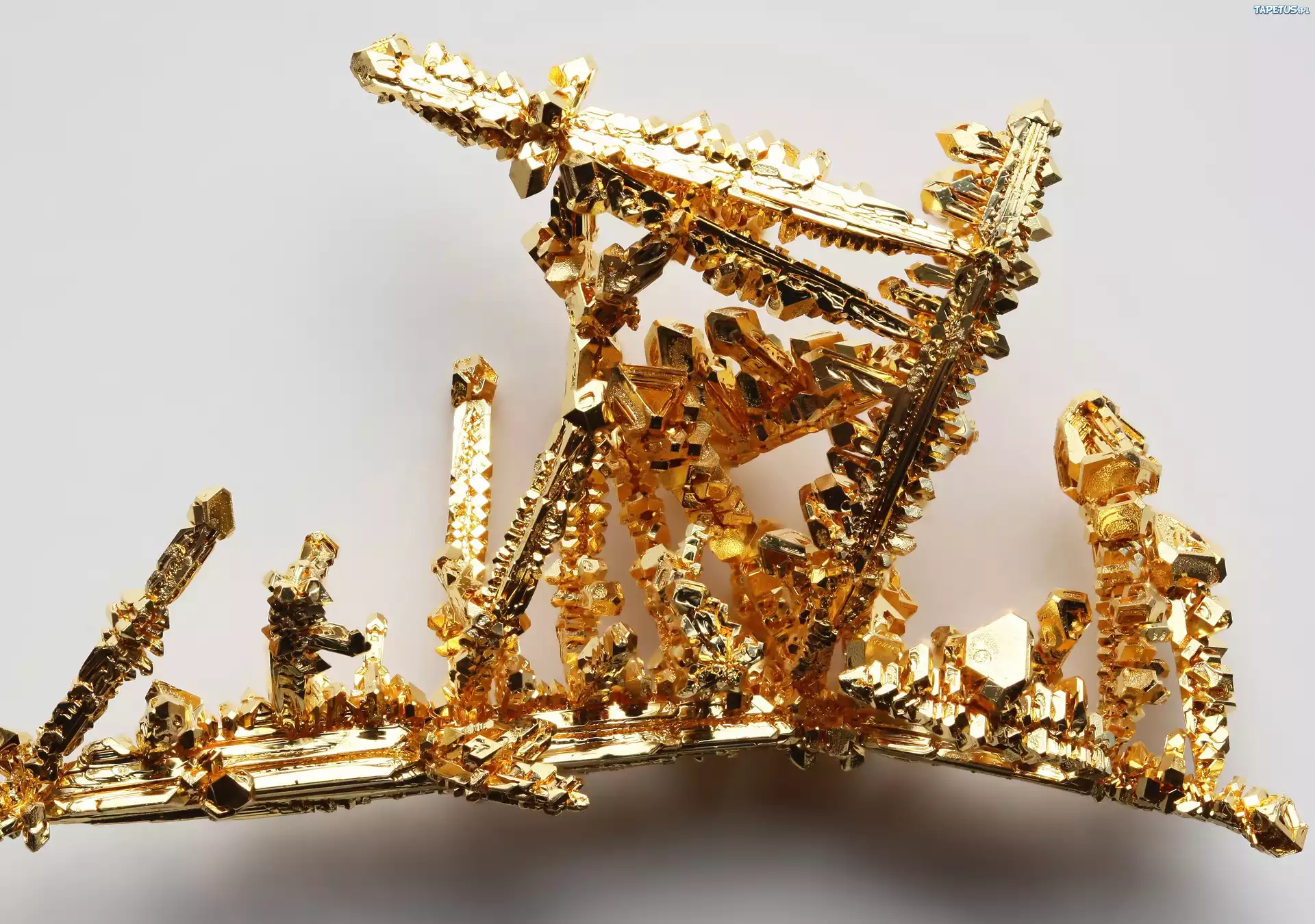 Химическое соединение золота. Золото Аурум химия. Металлические Кристаллы. Кристаллическое золото. Золотой Кристалл.