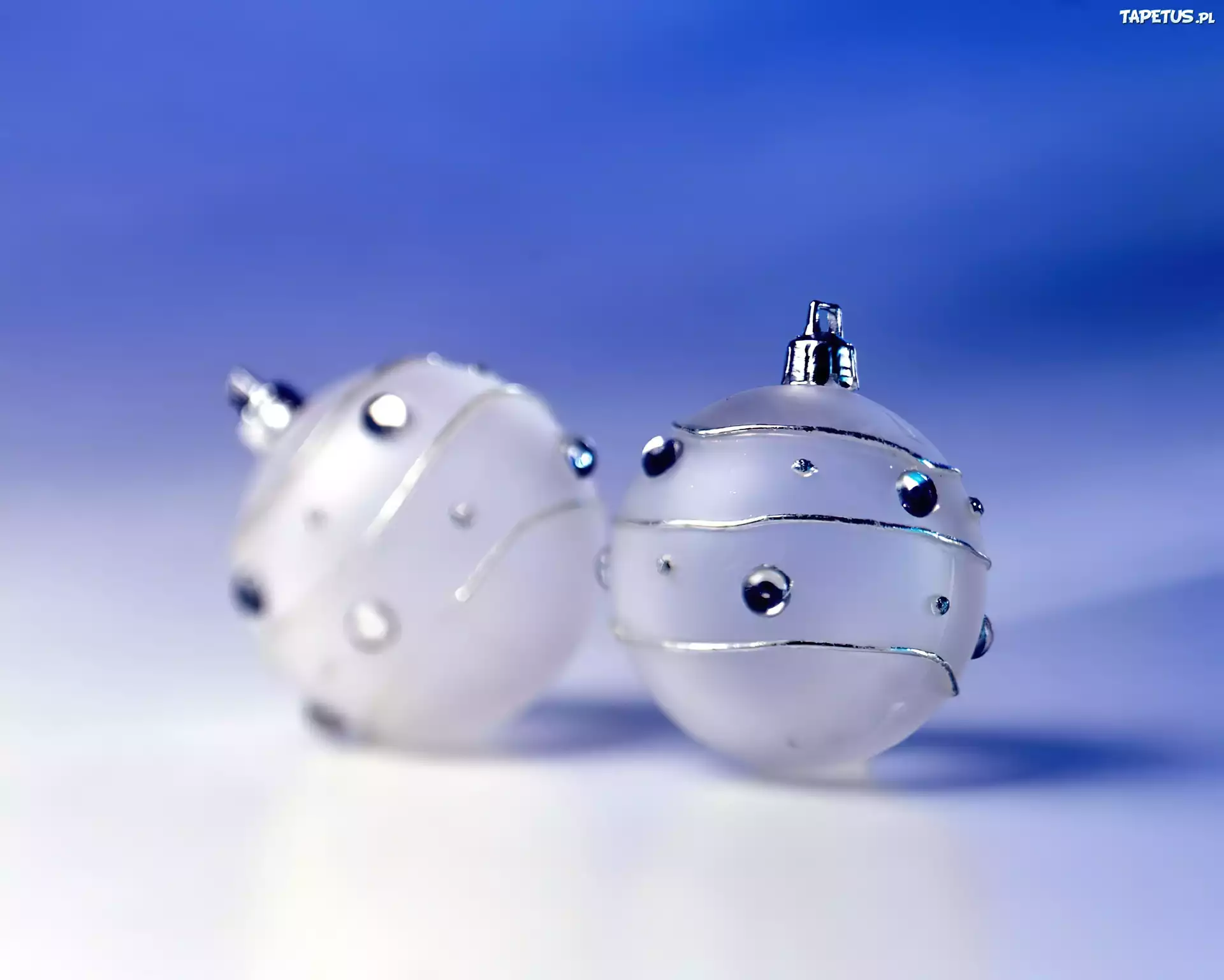 Dwie, Bombki