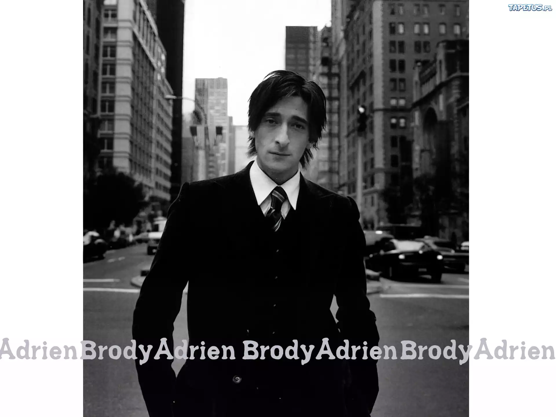 Adrien Brody,garnitur, budynki