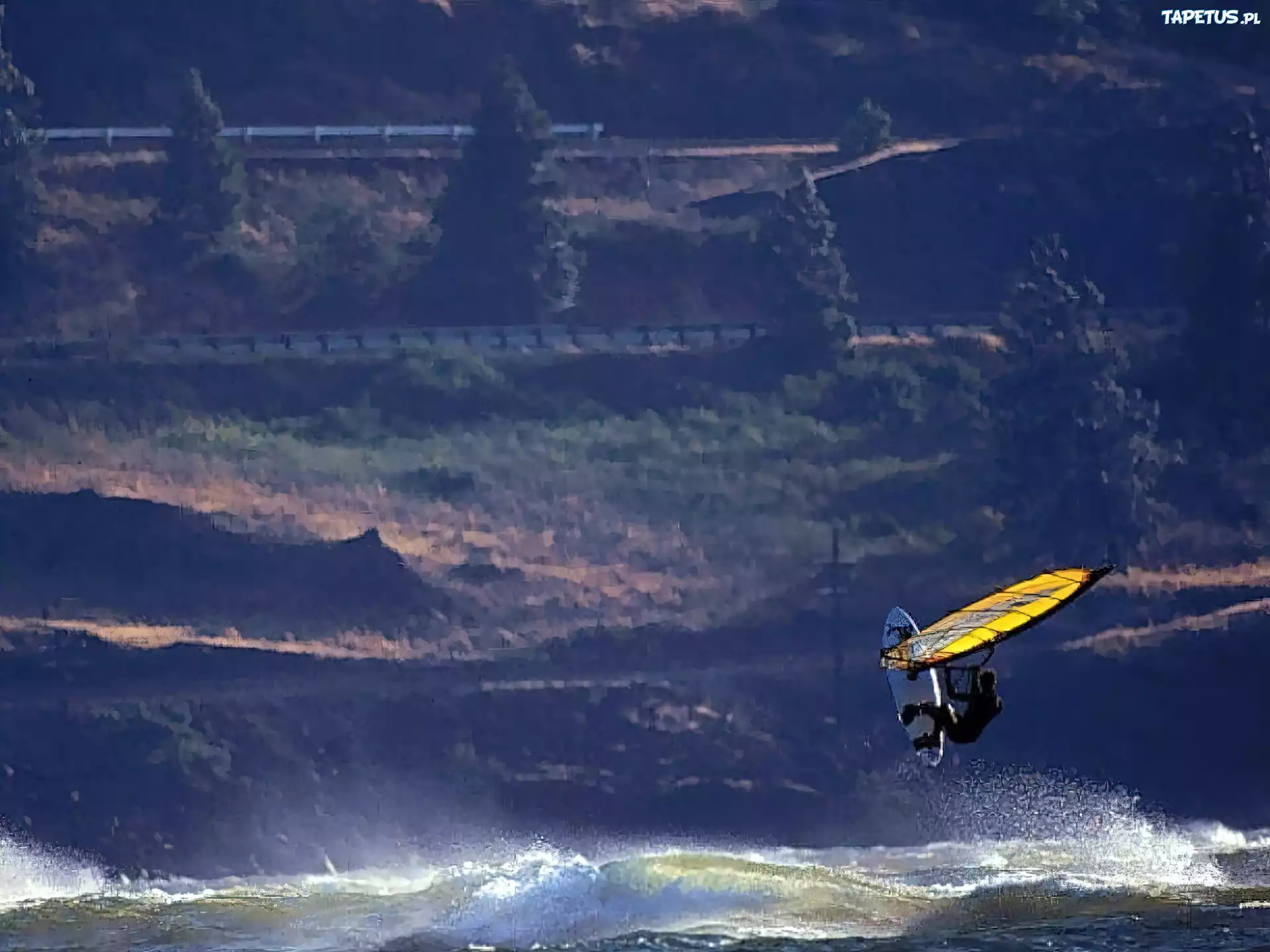 Windsurfing,żółty żagiel