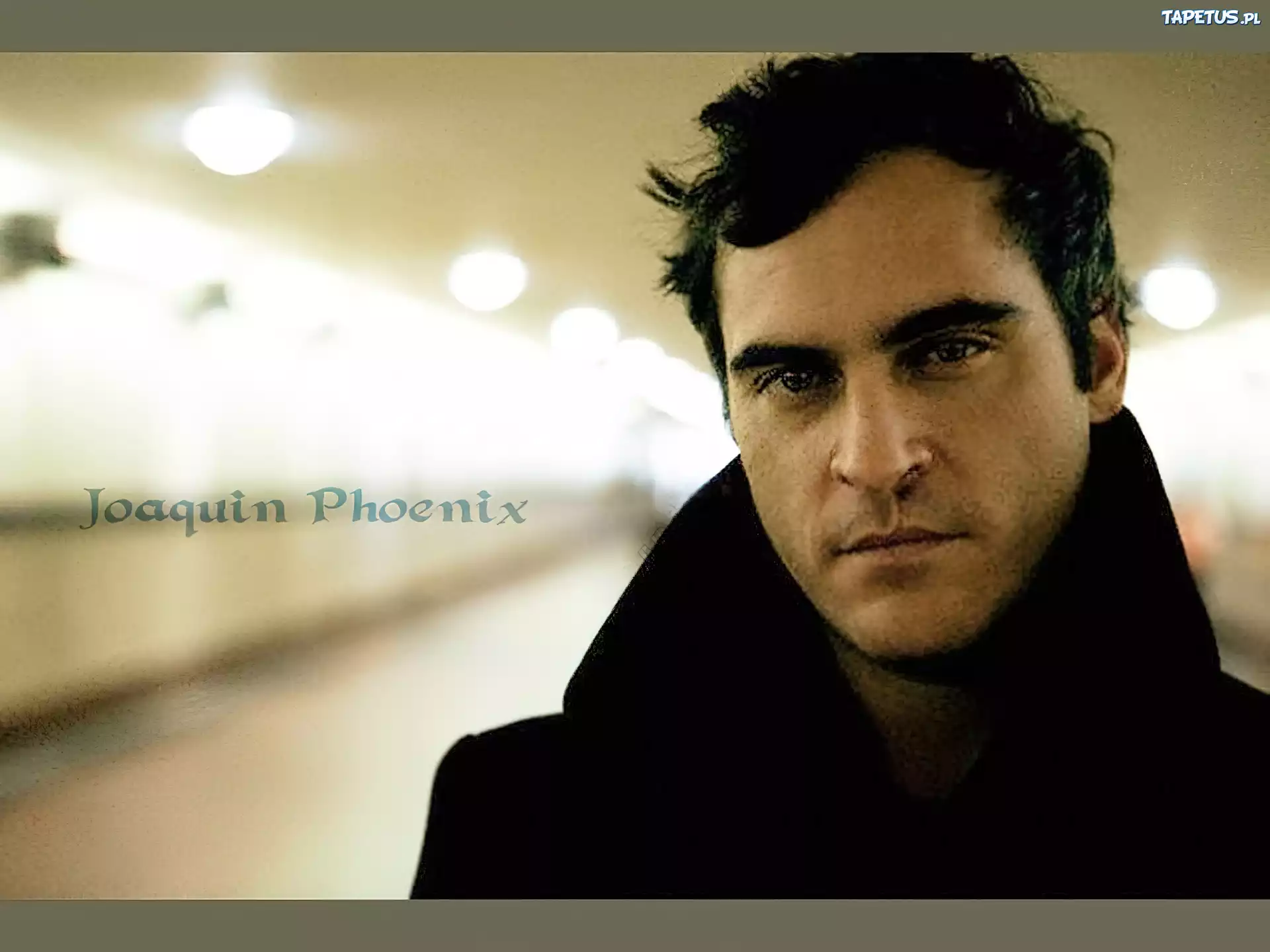Joaquin Phoenix,czarny strój