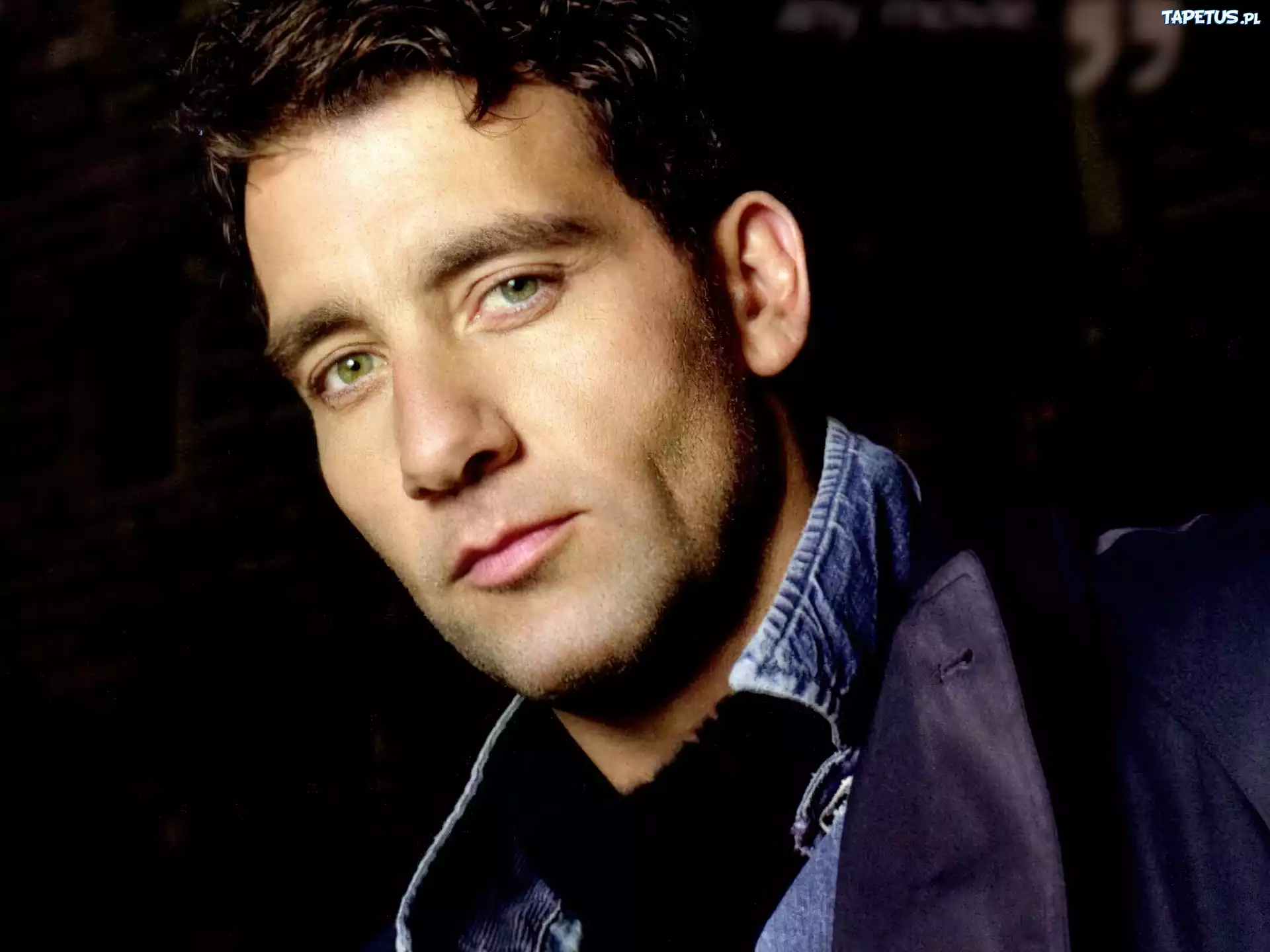 Clive Owen,zielone oczy, ciemne włosy