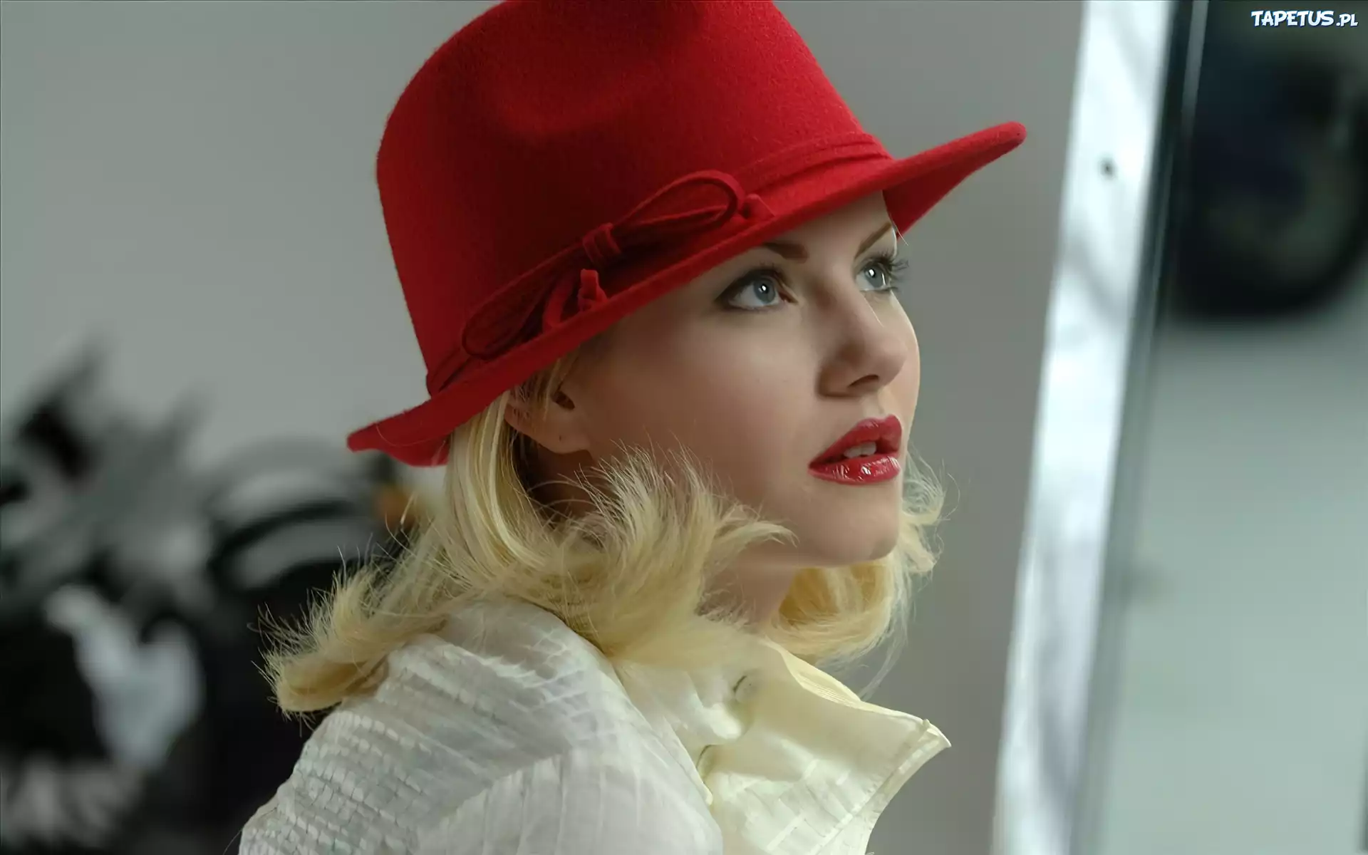 Elisha Cuthbert, Kapelusz