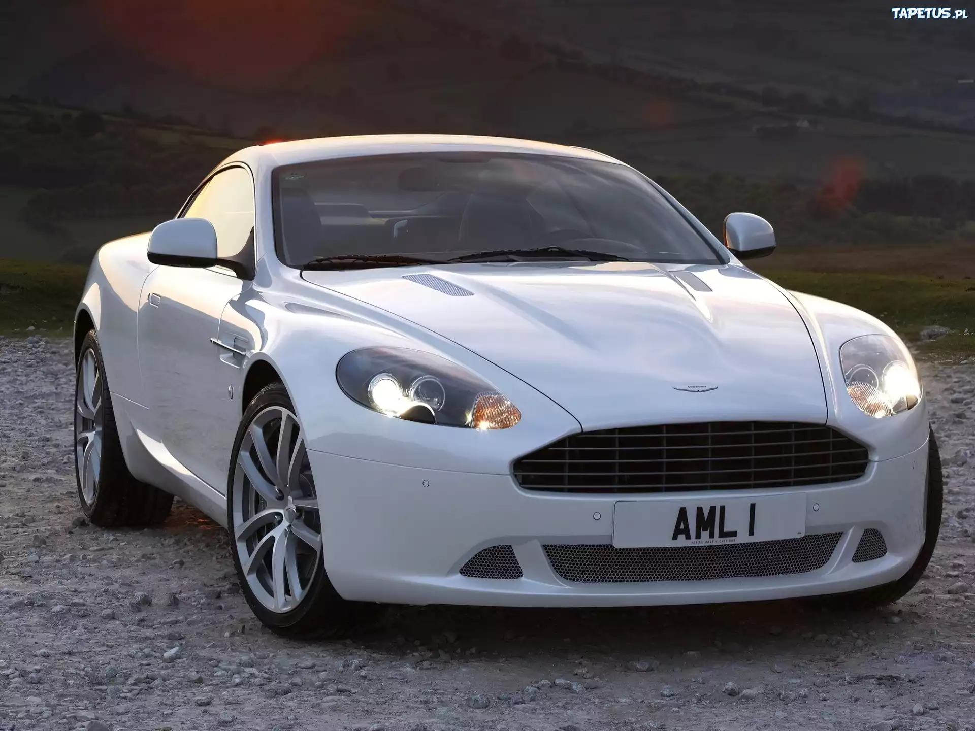 Biały, Aston Martin DB9