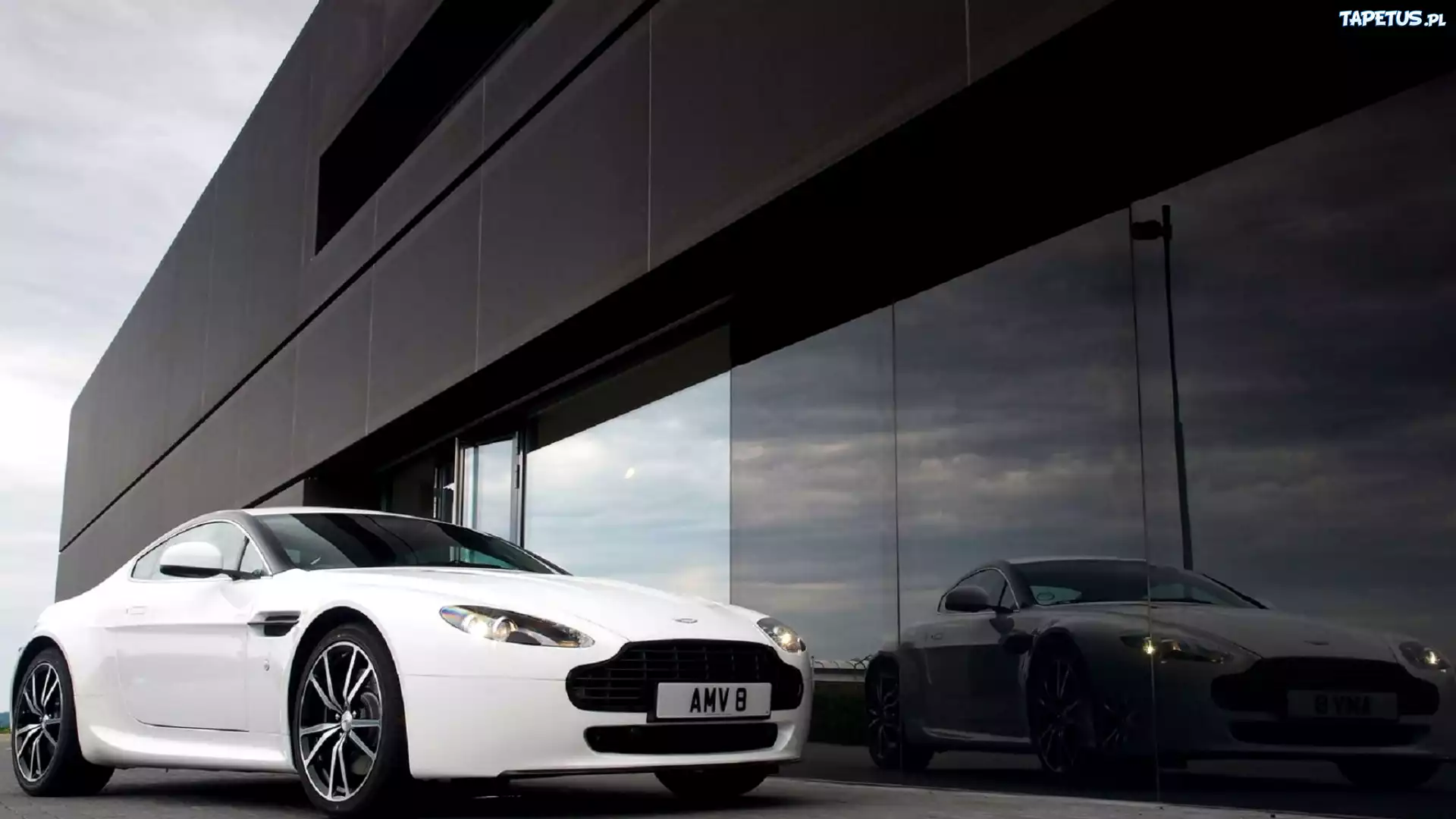 Biały, Aston Martin V8 Vantage