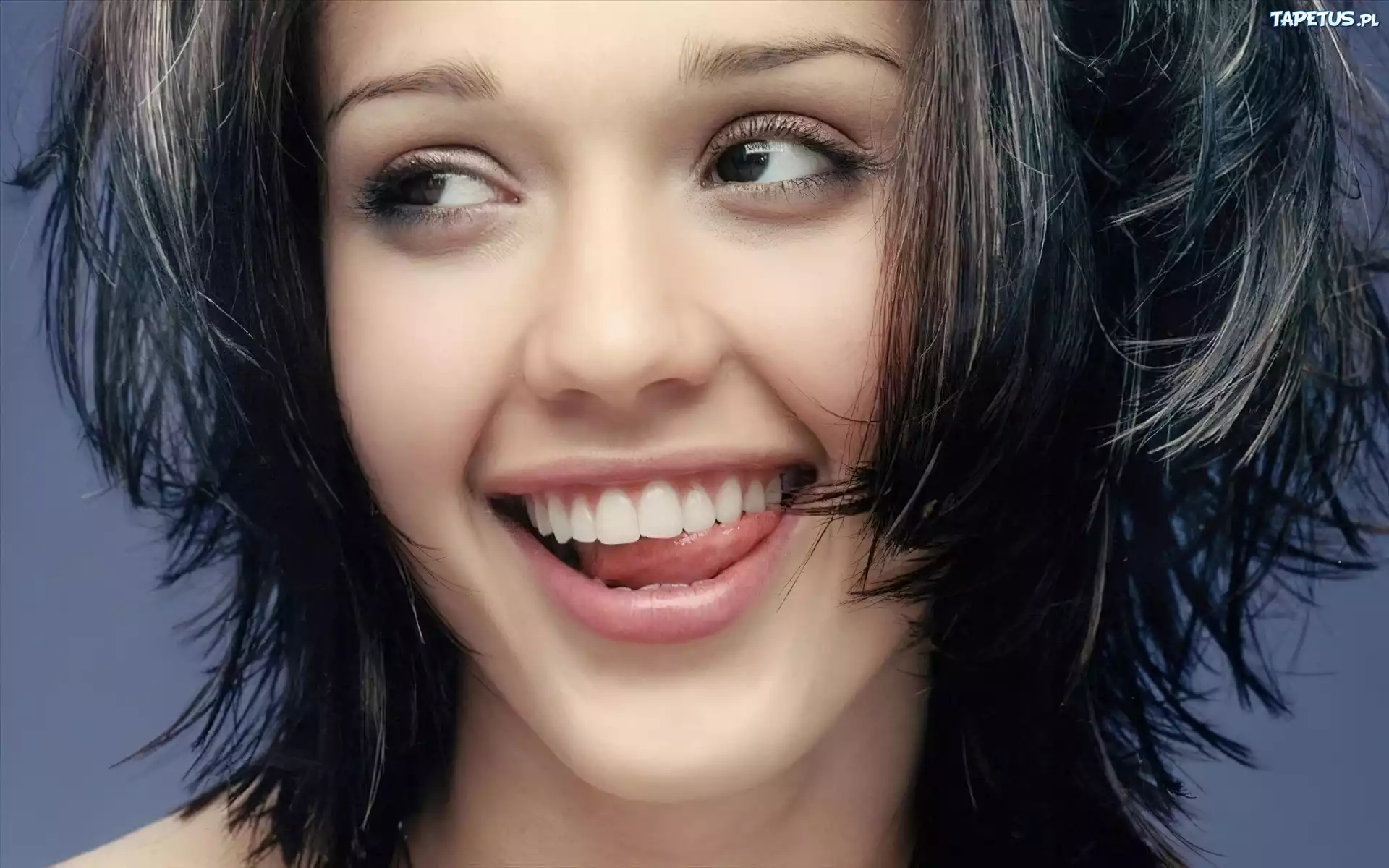 Uśmiechnięta, Jessica Alba