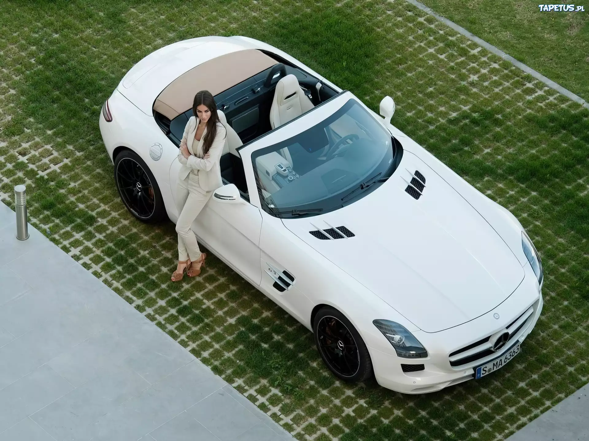 Mercedes-Benz SLS Roadster, Kobieta