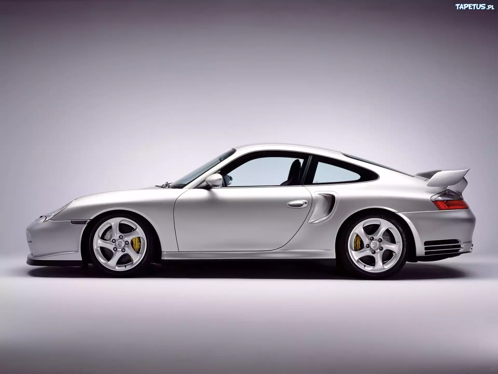 Srebrne Porsche 911 GT2