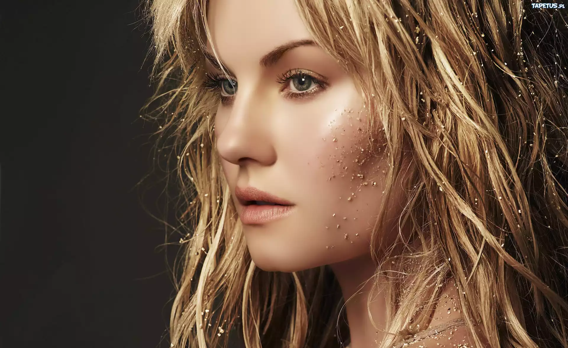 Elisha Cuthbert, Twarz